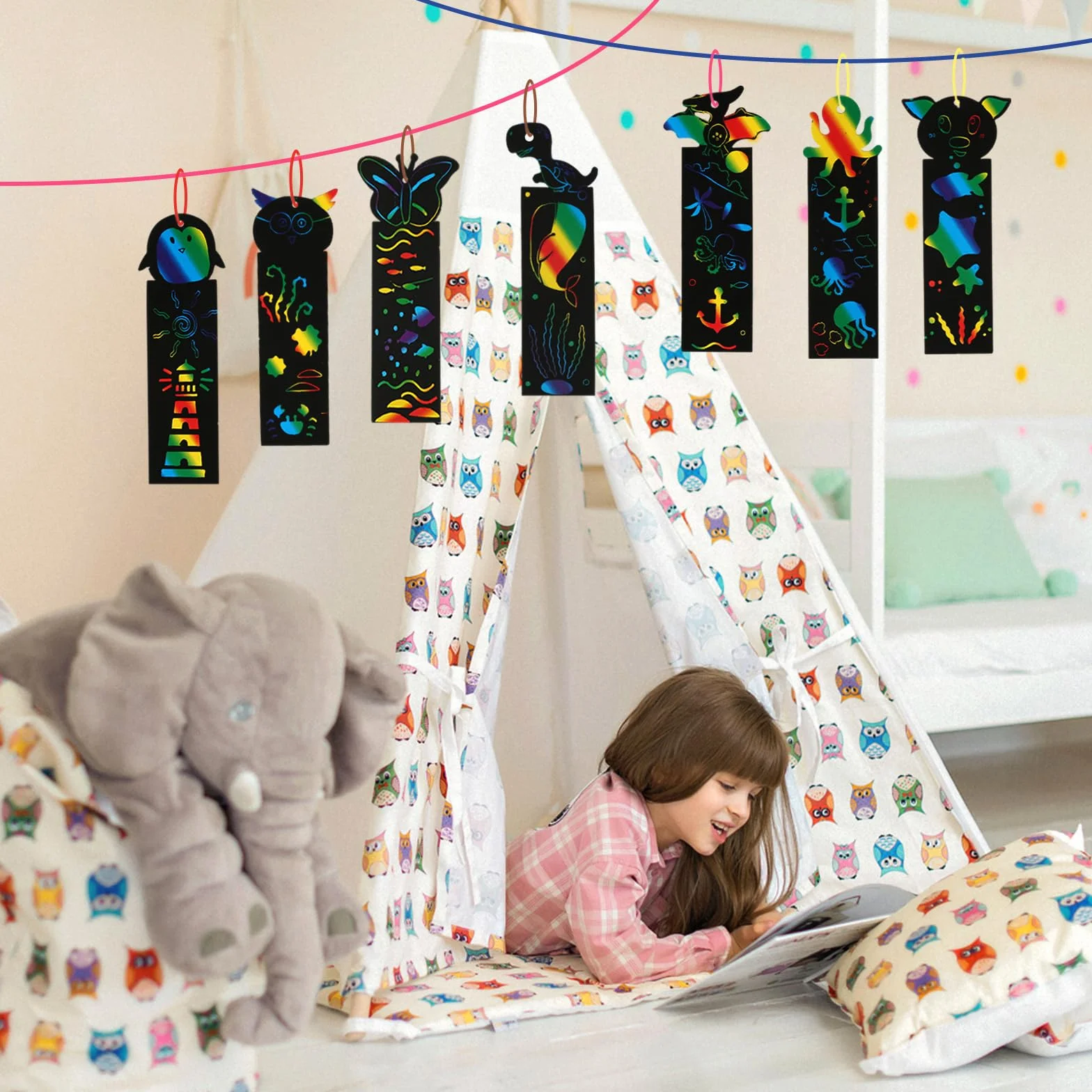 Lot de 48 Images à gratter pour Enfants avec Marque-Pages d'animaux, Stylos en Bois et Rubans - Papier à gratter créatif