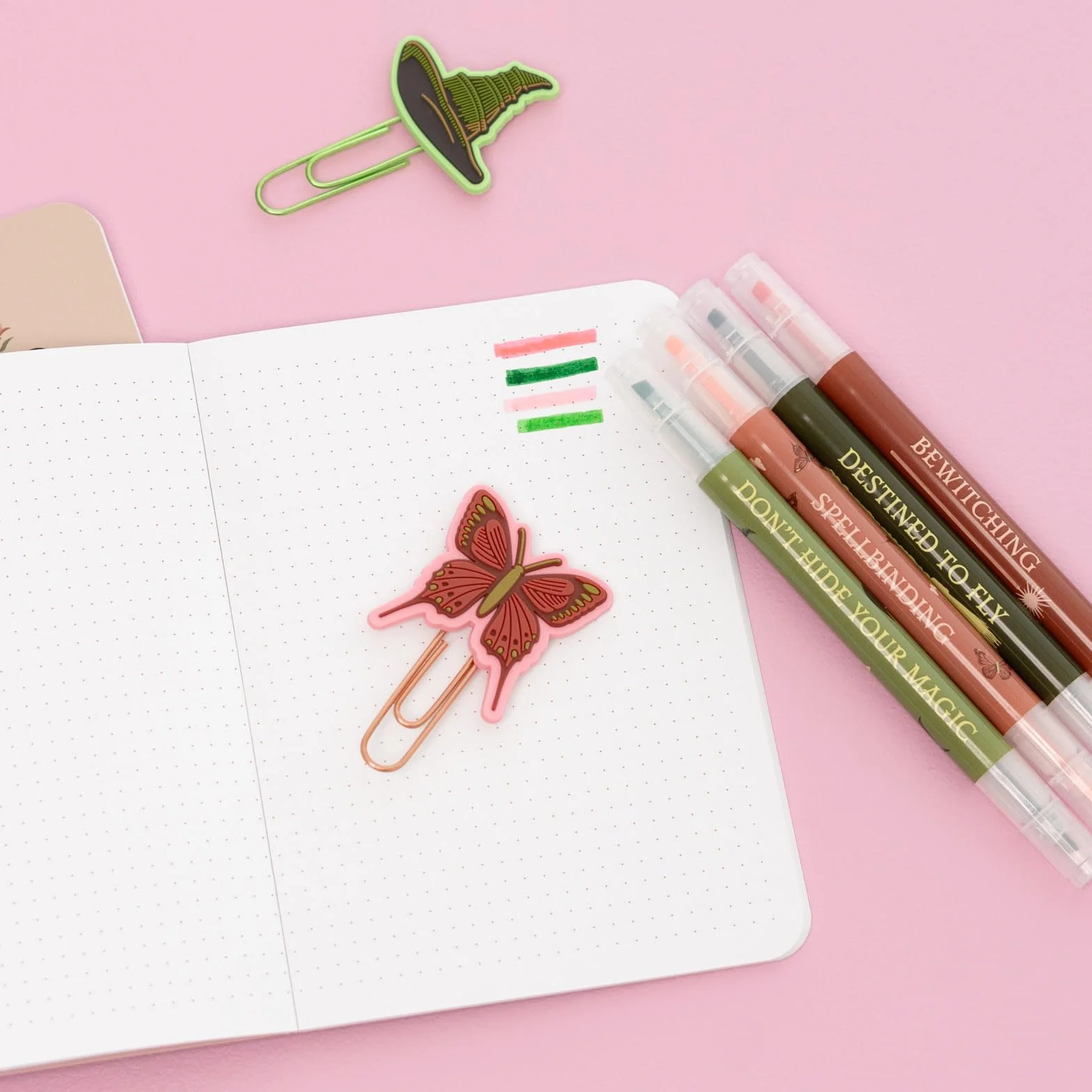Grupo Erik Set de Papeterie Wicked Kawaii 4 Couleurs Surligneurs Crayon Trombones Carnets A6 Stickers Bloc-notes