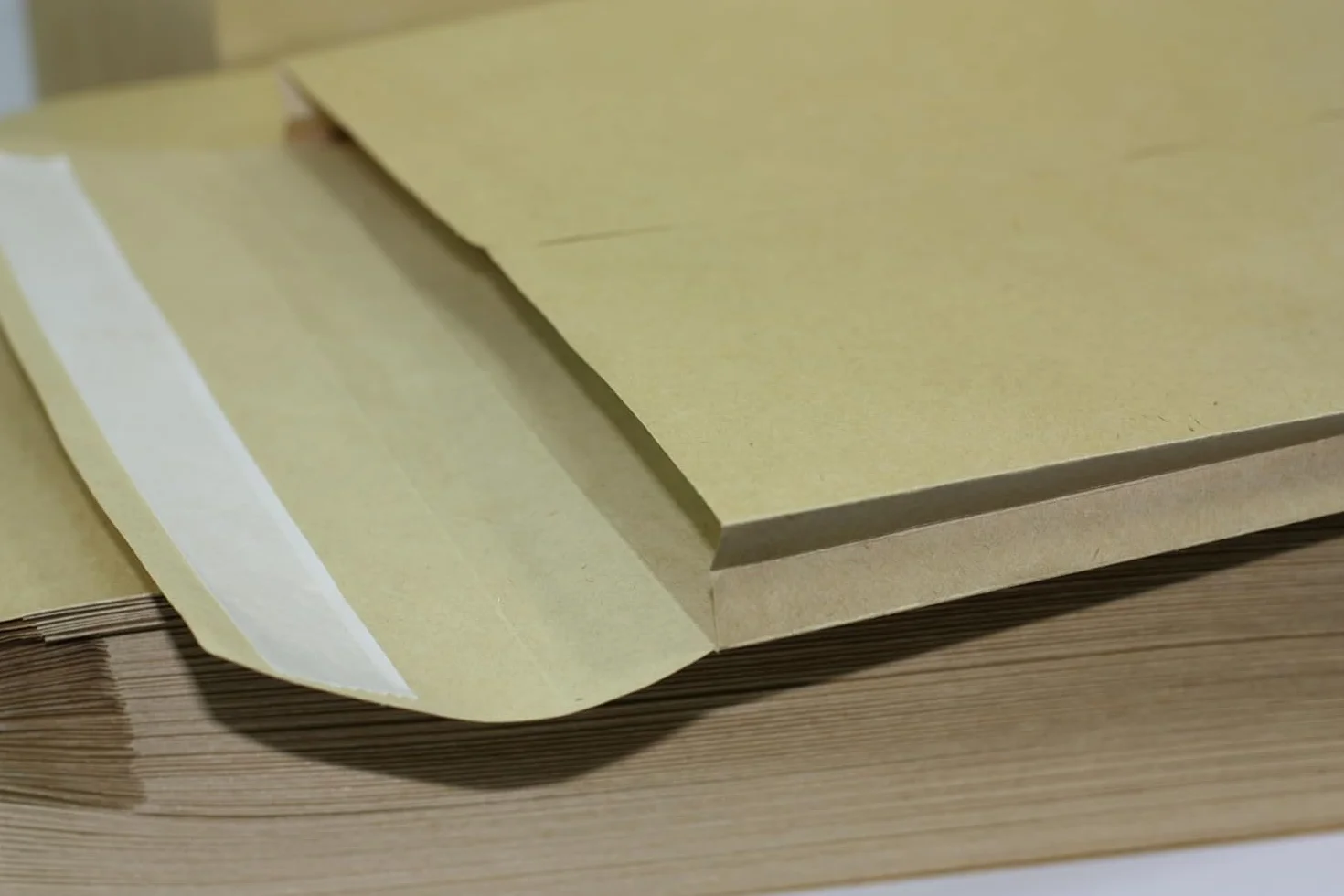 Enveloppes à soufflets en papier manille C4 A4 26 mm patte autocollante - Lot de 12