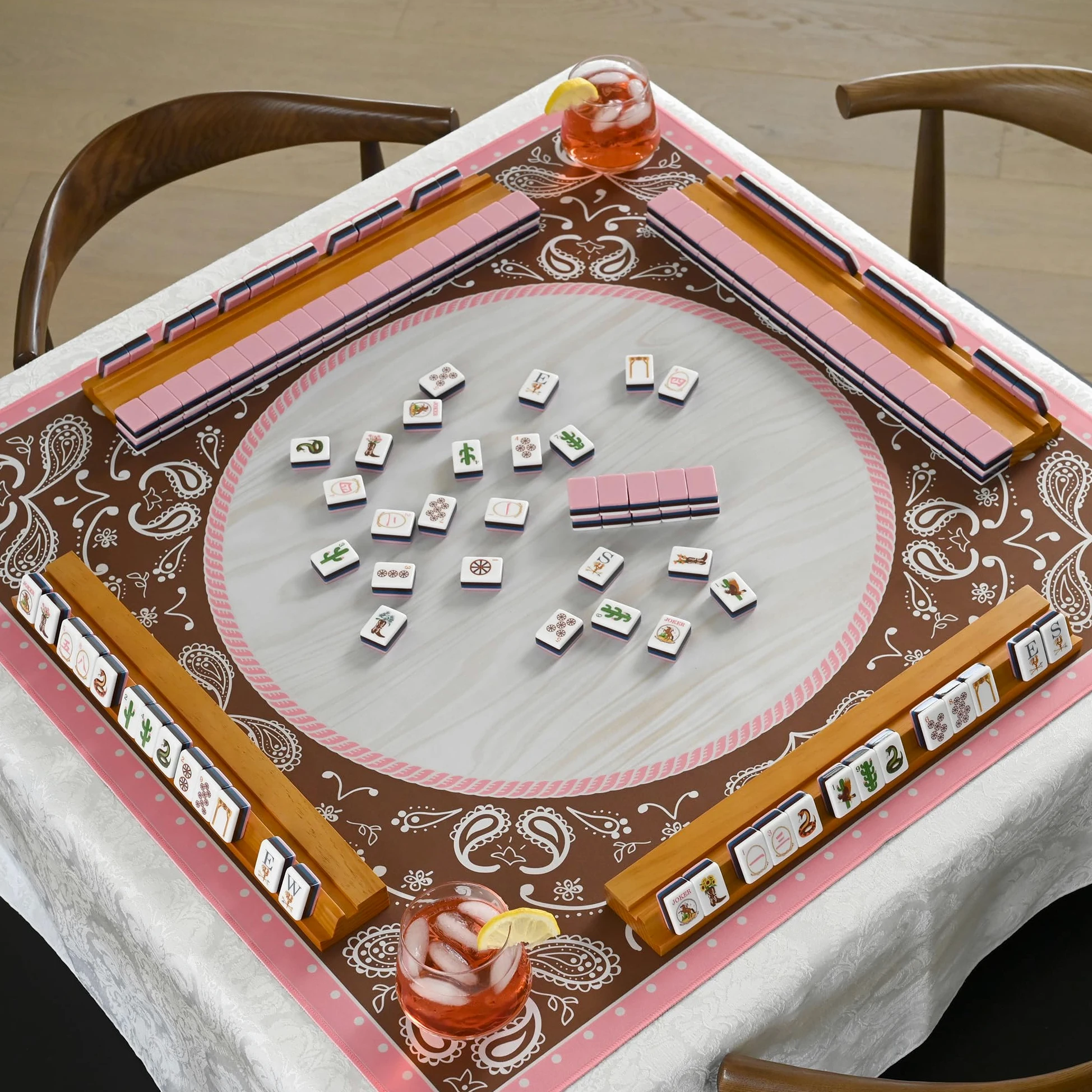 Sweet Jojo Designs Lot de 4 supports de mahjong en bois marron clair avec poussoirs, poussoirs magnétiques et supports de mahjong avec sac à cordon de serrage, beaux accessoires de mahjong et cadeaux