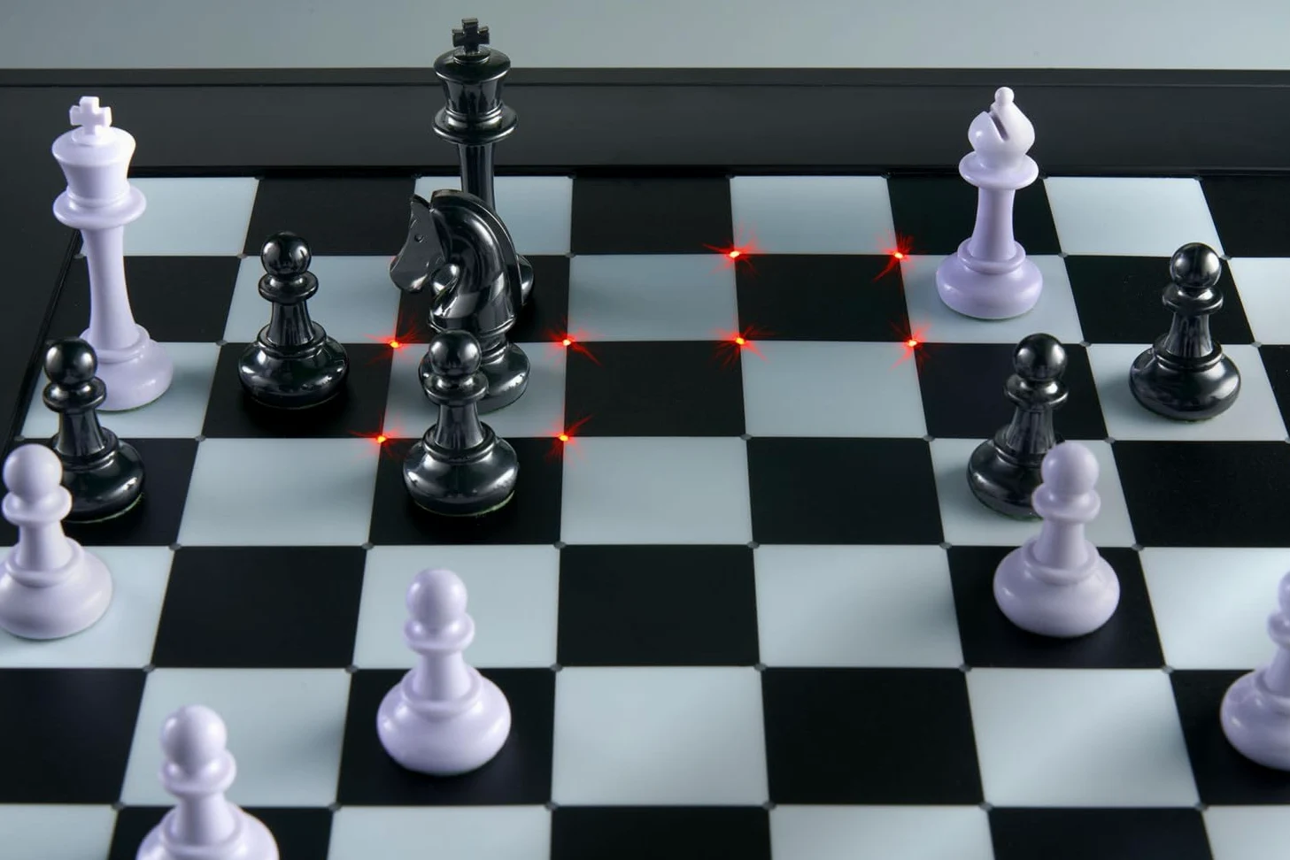 Millennium Ordinateur d'échecs The King Competition M831 Facile à Utiliser, pour Toute la Famille et Les passionnés d'échecs, avec Niveau de Jeu automatiquement Ajustable, Affichage des Coups par LED