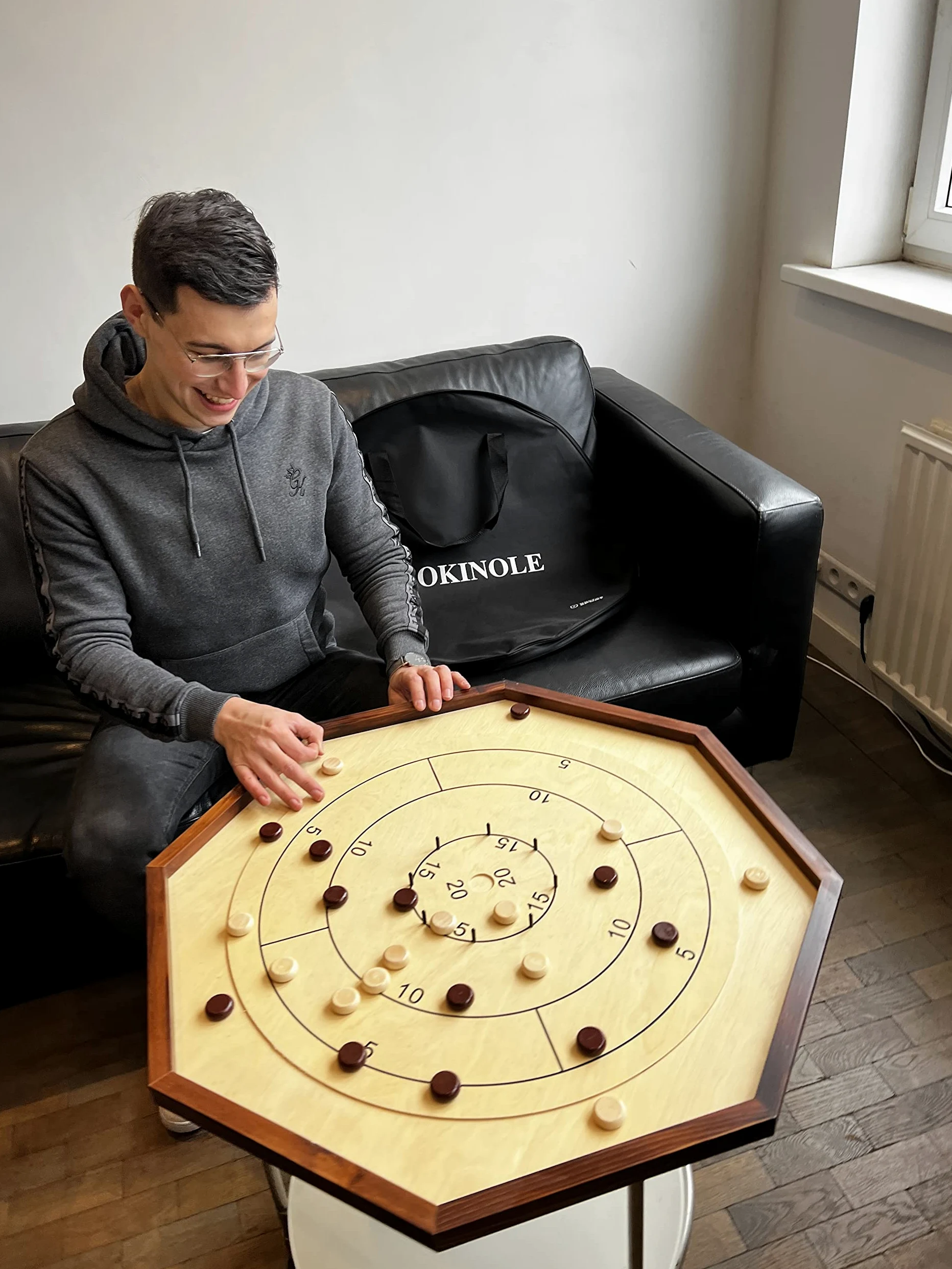 Crokinole Tournament Jeu de Société Canadien, 69 x 69 cm | Jeu officiel, comprenant toutes les pièces et un sac de transport pour un rangement optimal