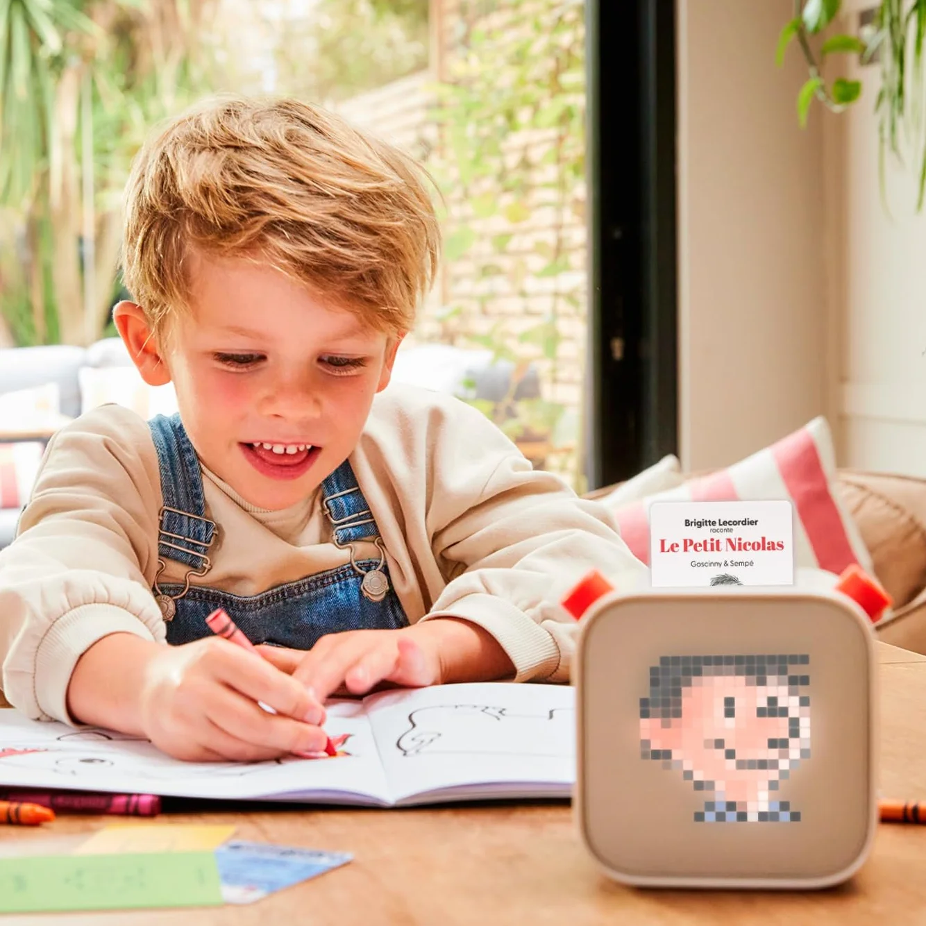 Yoto Le Système Solaire Pack Livre Audio Enfants Français Conteuse Veilleuse Boîte à Histoires Mini