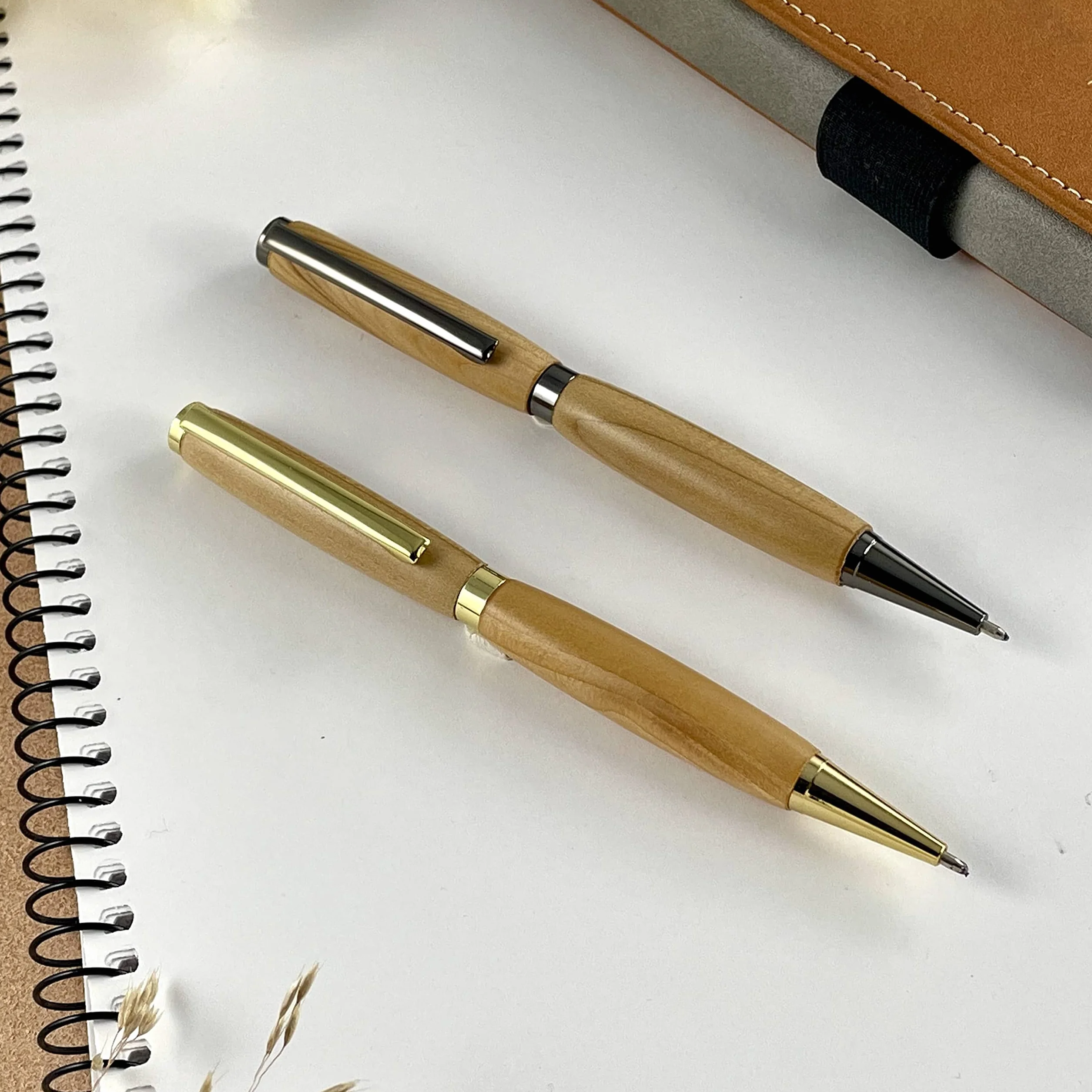 Stylo bille artisanal bois de Cèdre Français fait main en France – Gravure personnalisable – Coffret métal – Cadeau