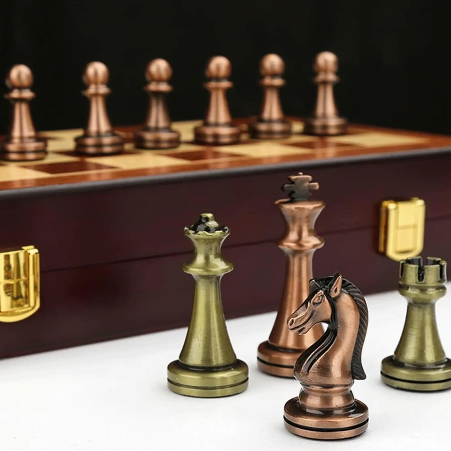 Jeu d'échecs rétro en métal avec échiquier Pliant en Bois échecs | Et des pièces standards classiques faites à la main.