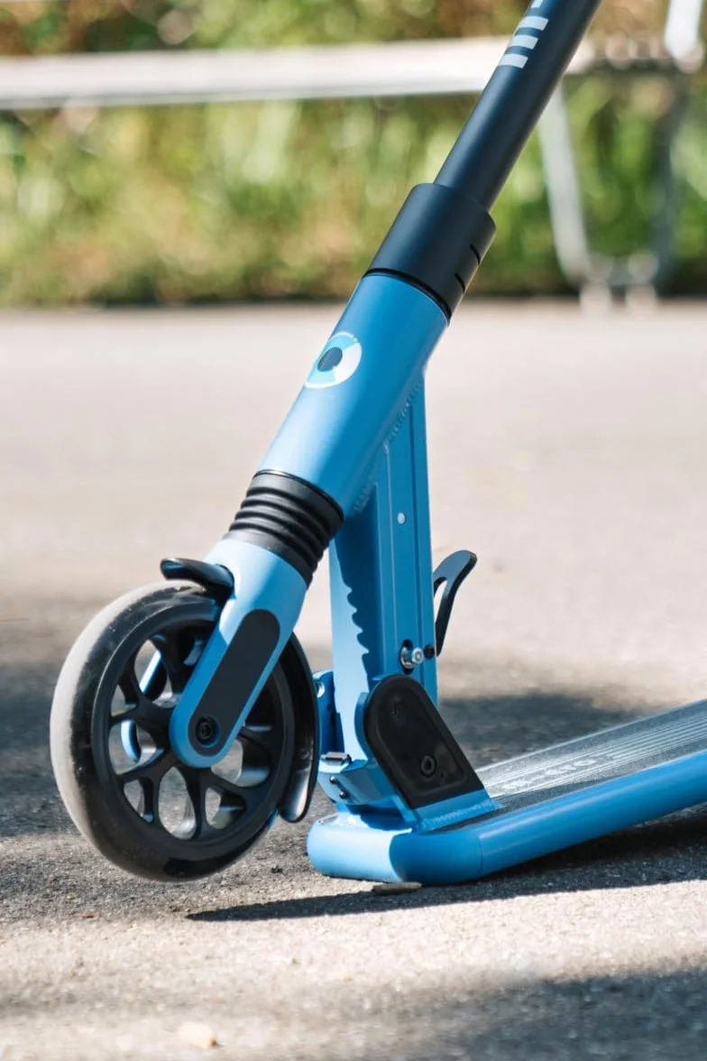 Micro | Trottinette Enfant Suspension Sprite | Trottinette compacte et Pliable | Apprentissage de l'équilibre | Guidon Ajustable | 2 Roues | 8+ Ans