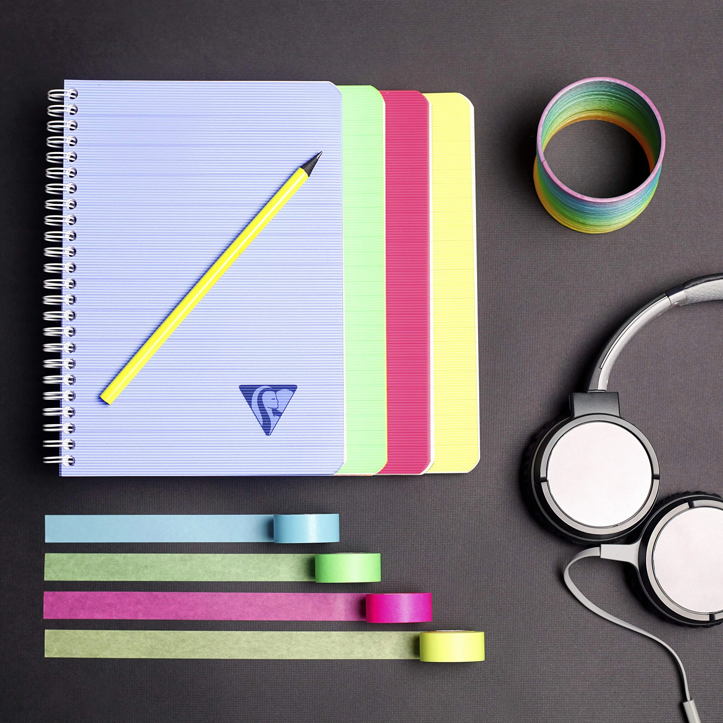 Clairefontaine Collection Linicolor Fresh Carnet à Spirale 9x14 cm 100 Pages Petits Carreaux Papier Blanc 90 g Couverture Polypro Transparent Couleur Aléatoire