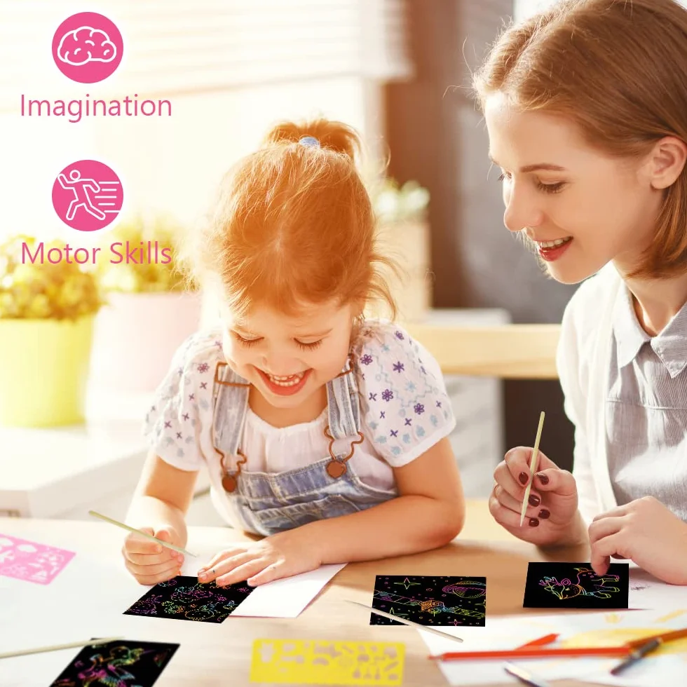 Vicloon Carte à Gratter Enfant 50pcs Feuilles à Gratter Papier avec Règles de Gabarit Dessin Stylets Bois 8.5x8.5cm