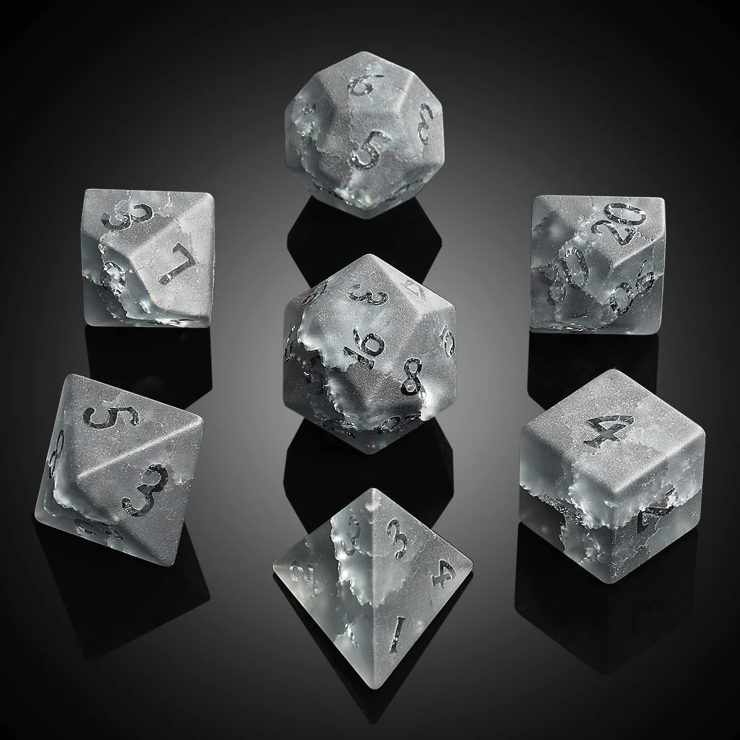 Lot de 7 dés DND en verre craquelé en zircon noir avec excellent étui cadeau pour jeu de table Donjons DND et dragon (verre noir avec chiffres rasés)