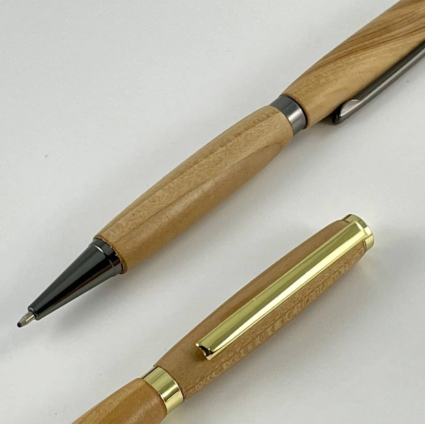 Stylo bille artisanal bois de Cèdre Français fait main en France – Gravure personnalisable – Coffret métal – Cadeau