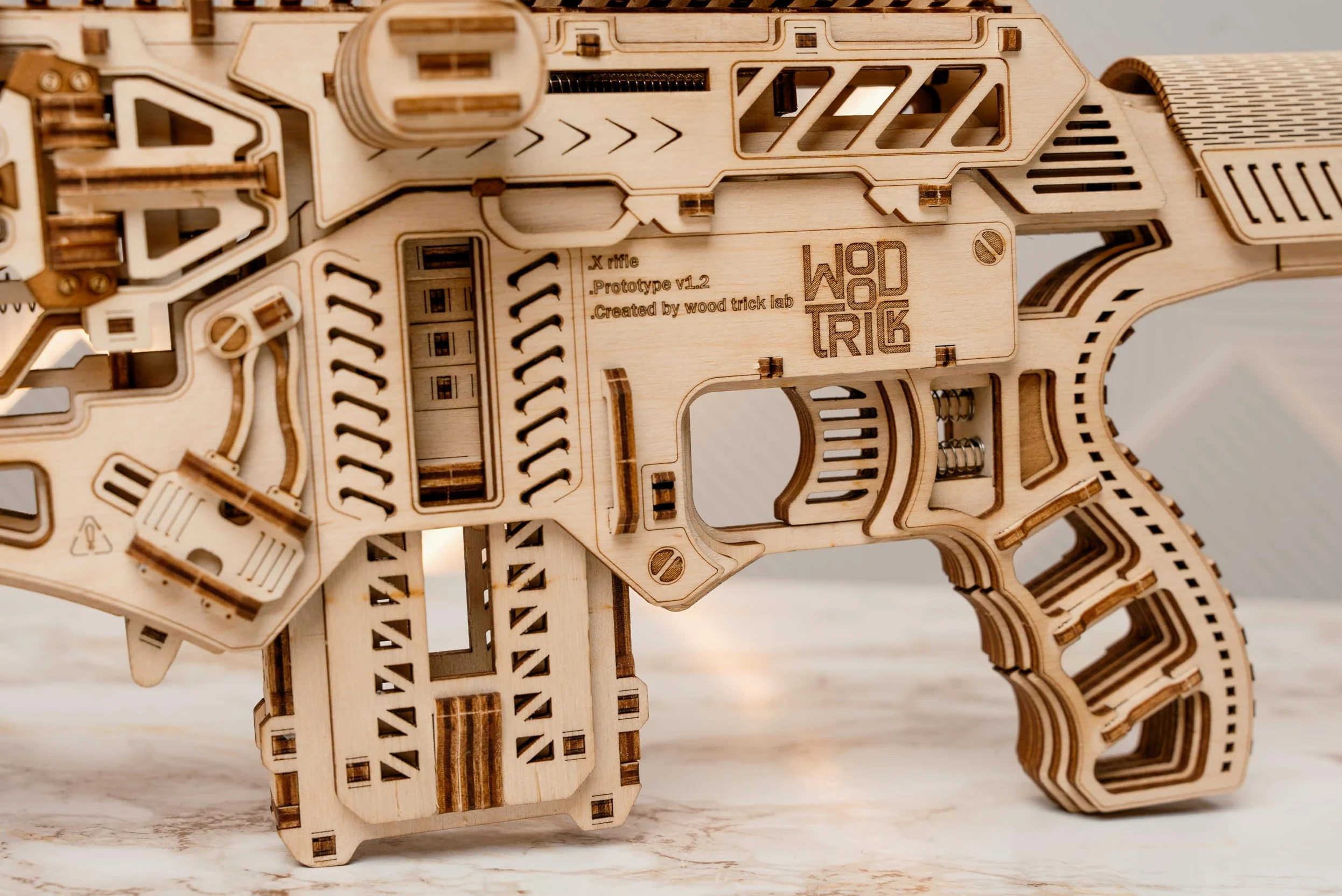 Wood Trick Fusion X Rifle Puzzle 3D en Bois pour Adultes à Construire | [512 Pièces] Chargeur 9 Coups et Crosse Télescopique - Kit de Maquette Mécanique en Bois DIY à Construire pour Adultes