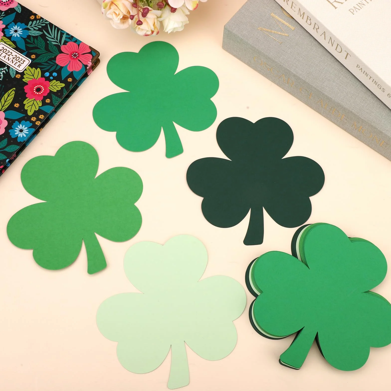 48pcs Trèfle Découpe Double Face Saint-Patrick Papier Deco Décorations Trèfles Vertes Loisirs Créatifs
