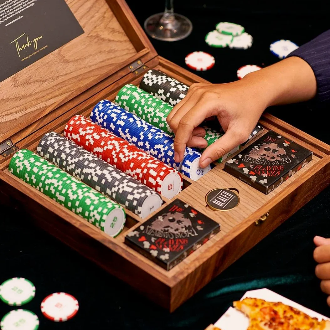 BOWTIE Ensemble de poker en bois avec cartes à jouer, 300 jetons de poker lestés professionnels avec étui en bois de noyer, cadeau unique pour Texas Hold'em, Blackjack, jeux de casino, Memento Mori
