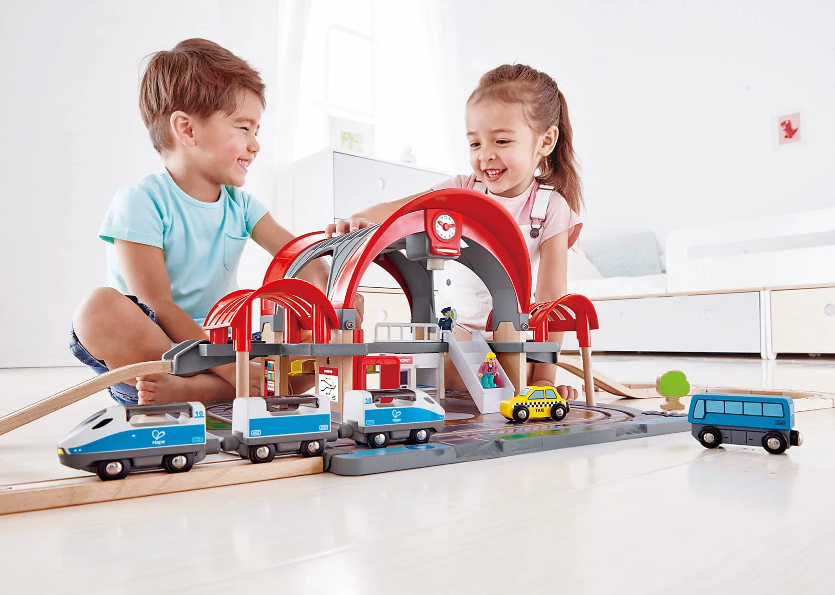 Jouet Hape Grande Gare Urbaine pour Circuit Train Bois - 45 Pièces - Compatible Circuits Traditionnels