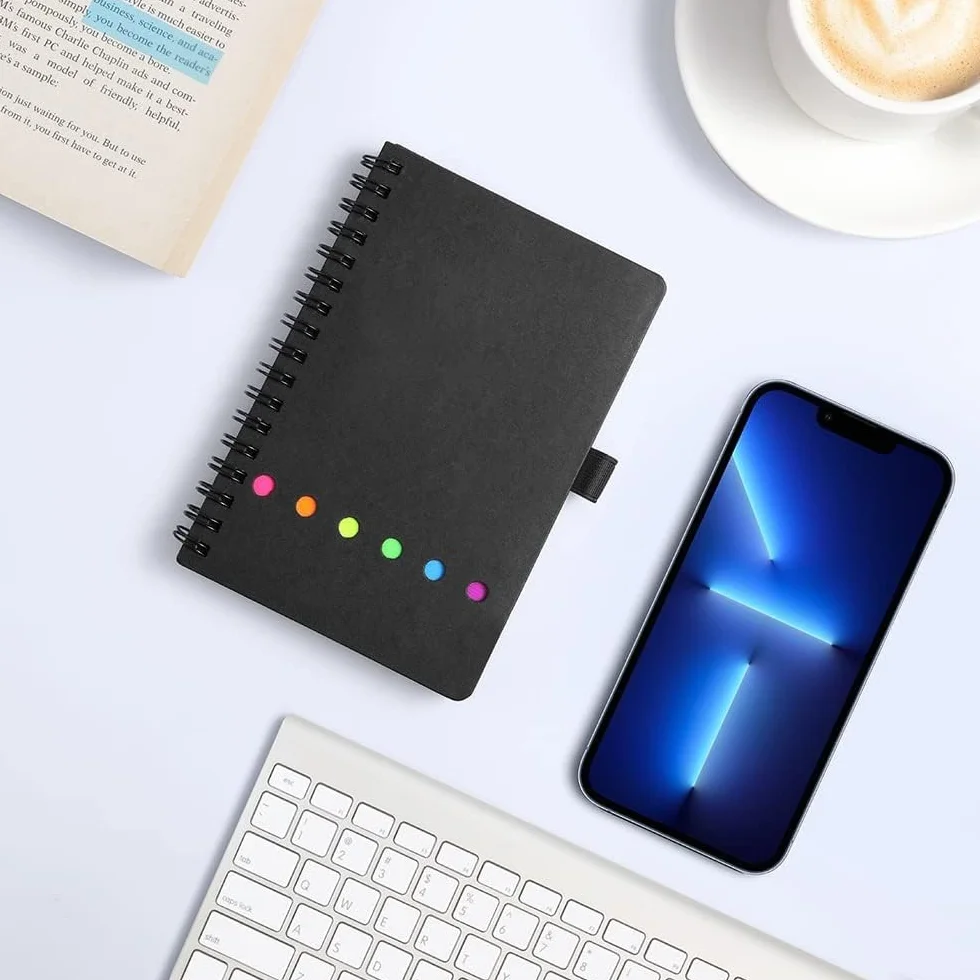 AGPTEK Carnet à Spirale avec Notes Colorées, Bloc Note Couverture Kraft, Cahier Spirale avec Porte-Stylo, Notes Autocollantes pour Étude et Bureau Noir