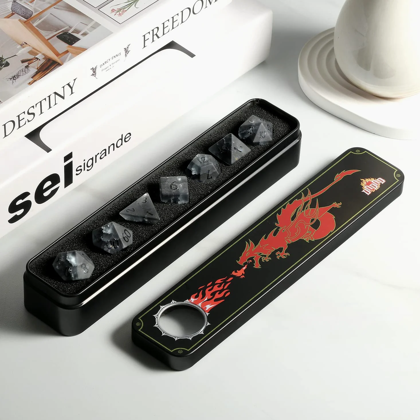 Lot de 7 dés DND en verre craquelé en zircon noir avec excellent étui cadeau pour jeu de table Donjons DND et dragon (verre noir avec chiffres rasés)