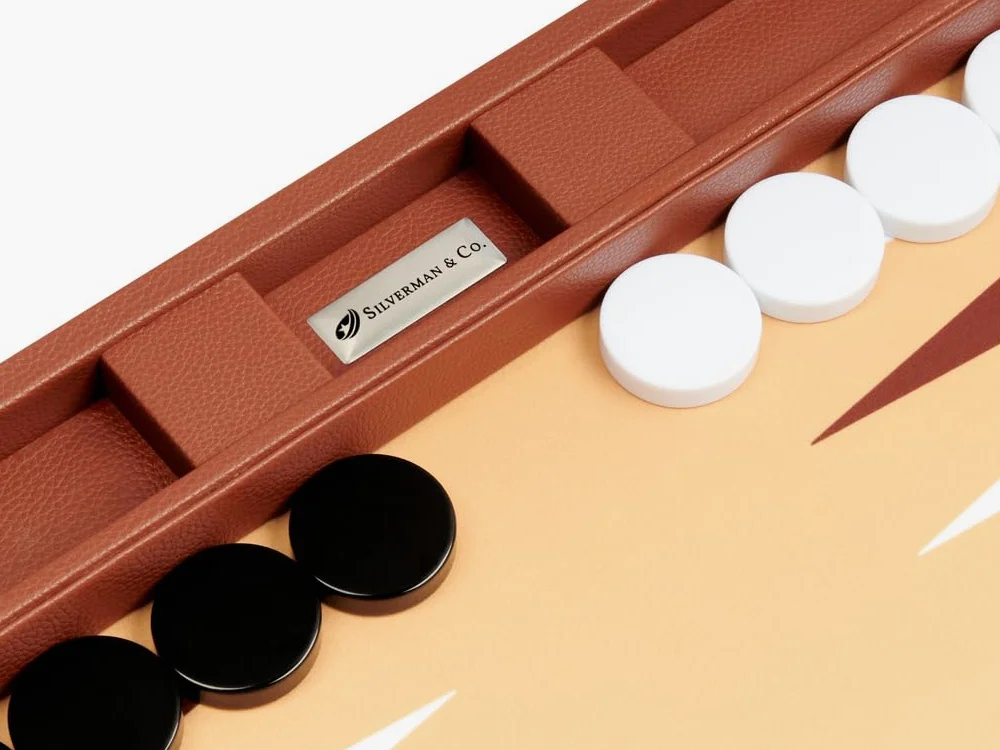 Jeu de Backgammon de Voyage 48 x 64 cm – Brun désert – Silverman & Co.
