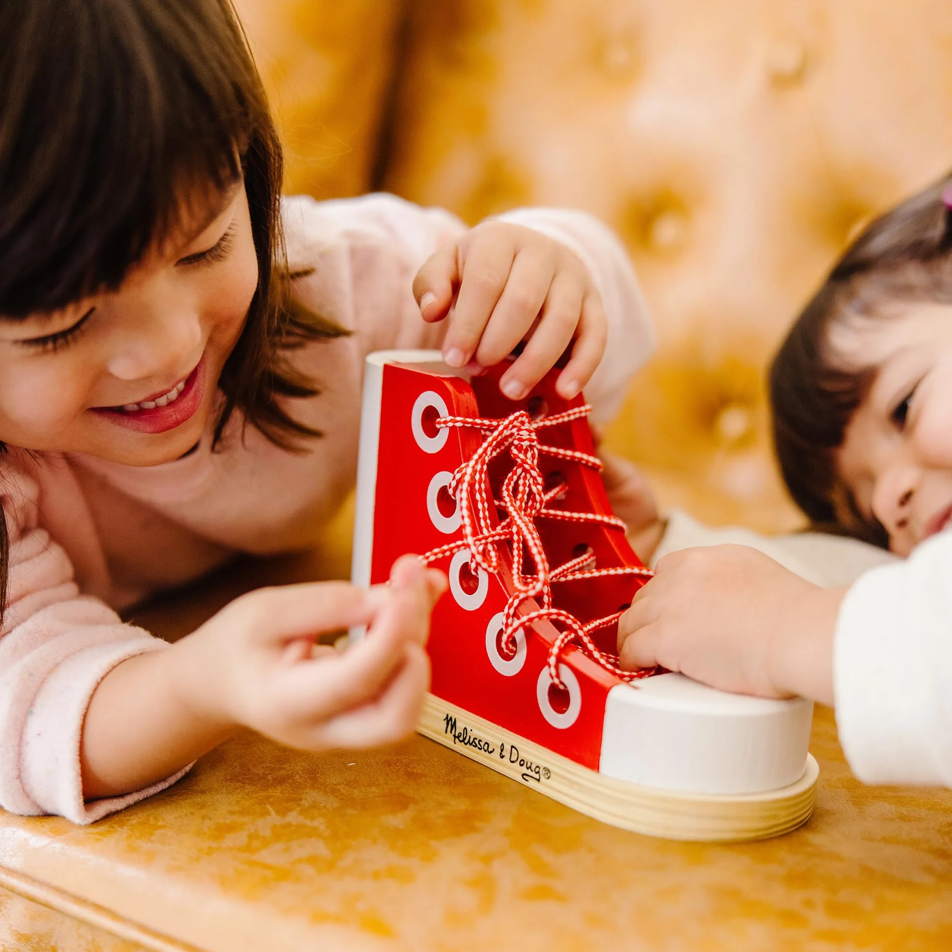 Melissa & Doug Chaussure À Lacer Jouet en Bois Apprendre À Faire Ses Lacets Cadeau Enfant 3 Ans