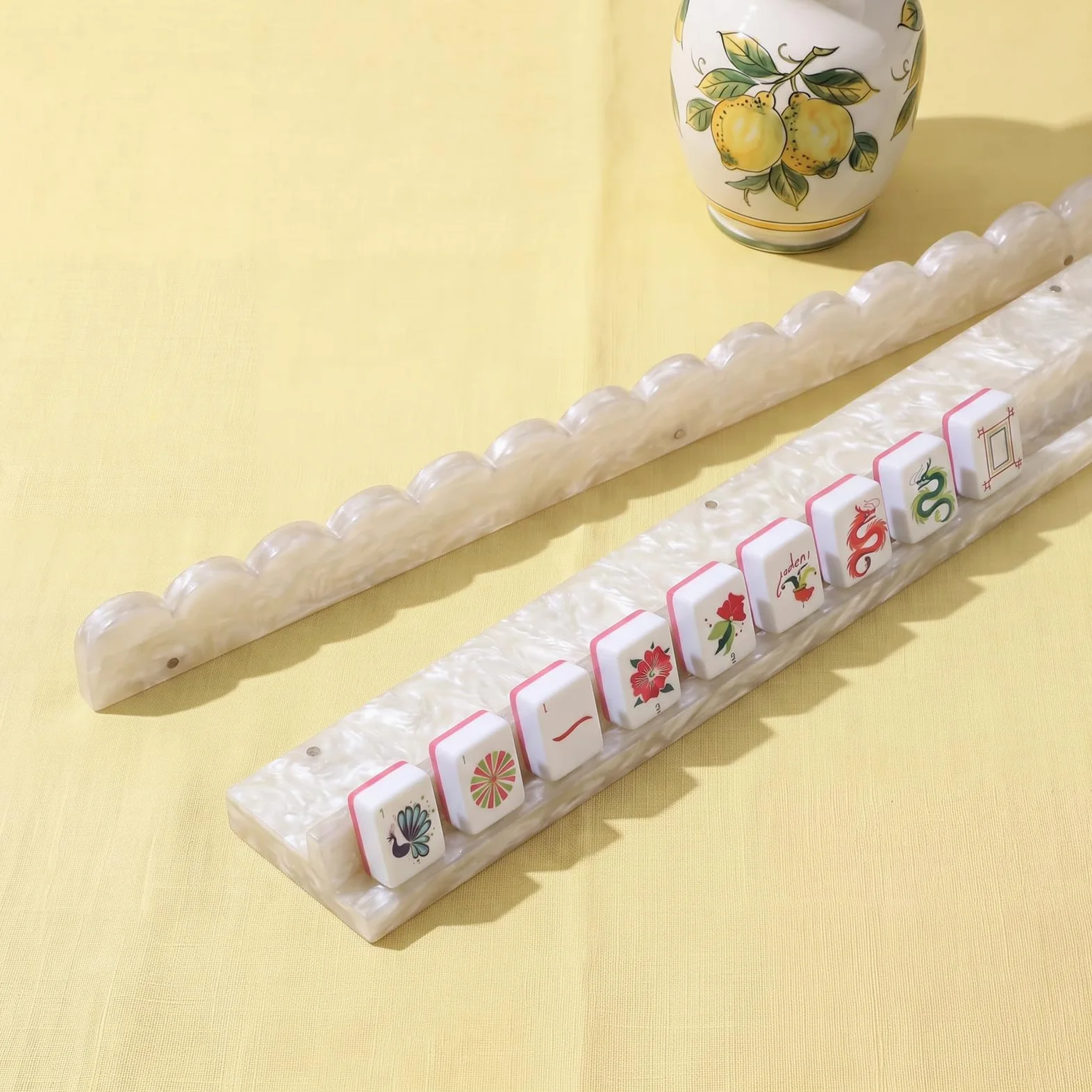 DoubleFill Lot de 4 supports de carrelage Mahjong en acrylique, bord festonné, nacré | Supports magnétiques à bords festonnés avec poussoir, tri des carreaux, organiseur tout-en-un pour jeux de mahjong à domicile