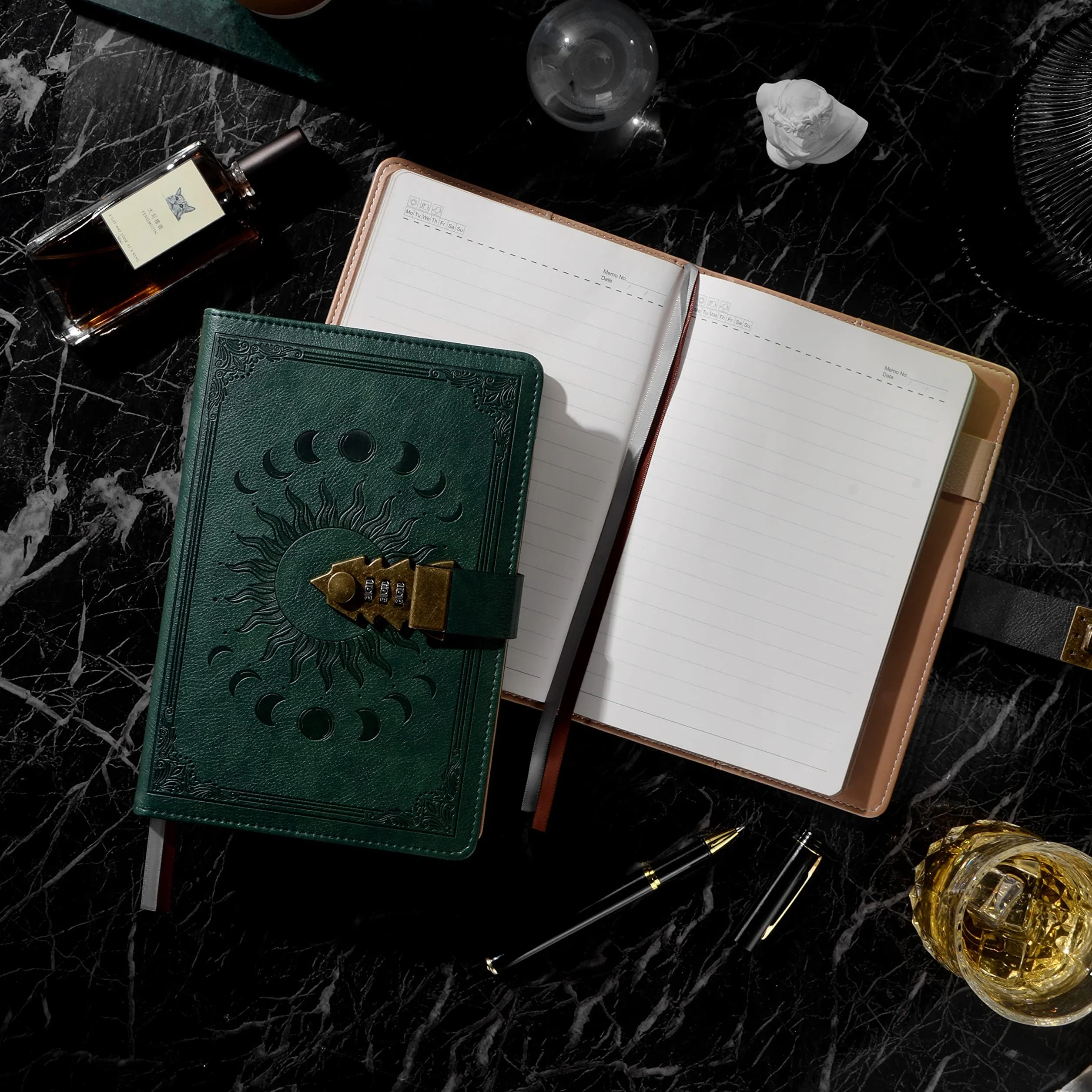 Carnet Secret avec Code 21 x 15,5 cm 224 Pages Couverture Cuir PU Design Relief Soleil Lune Vert Émeraude