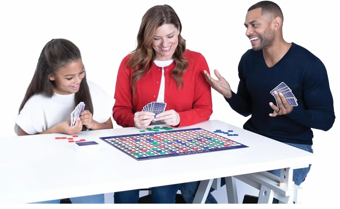 Sequence Jeu de Société Famille Enfants dès 7 Ans - Alignez 5 Pions - Jeu de Stratégie avec Rebondissements - Jeu de Cartes - 2 à 12 Joueurs