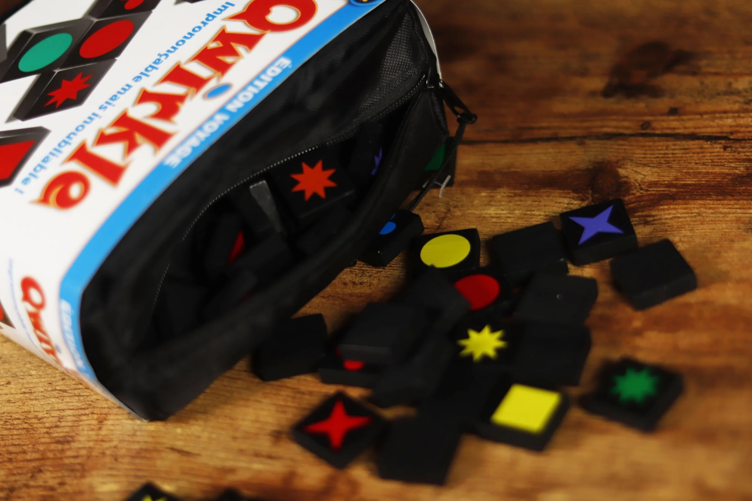 IELLO Qwirkle Voyage Jeu de Société Familial Compact Logique Stratégie Format Transportable 2-4 Joueurs 30 Min Dès 6 Ans