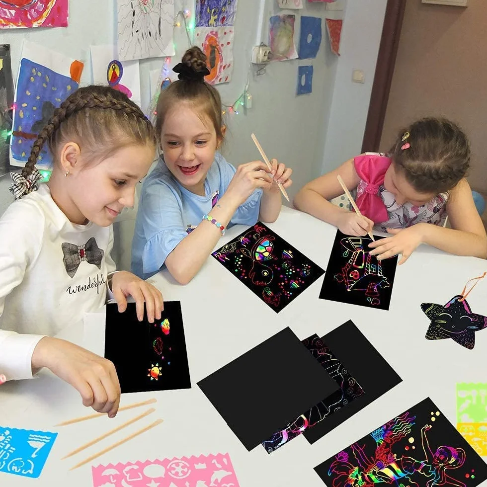 Mocoosy Papier Gratter pour Enfants 60pcs Feuilles Arc-en-Ciel avec Pochoirs et Stylets