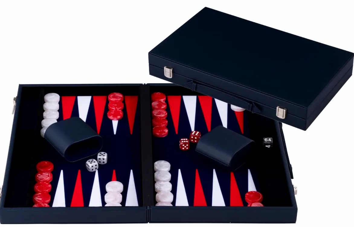 Backgammon Luxe 18 Pouces 56,4 X 46,7 Cm - Simili Cuir Rouge Blanc Marquete | Jeu De Societe 2 Joueurs Avec 30 Pions, Des Et Gobelets - Mallette Fermee 46,7 X 28,2 X 5,8 Cm, Regles Multilingues