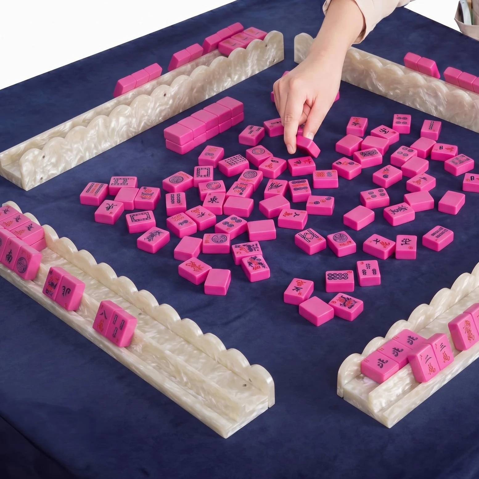 DoubleFill Lot de 4 supports de carrelage Mahjong en acrylique, bord festonné, nacré | Supports magnétiques à bords festonnés avec poussoir, tri des carreaux, organiseur tout-en-un pour jeux de mahjong à domicile