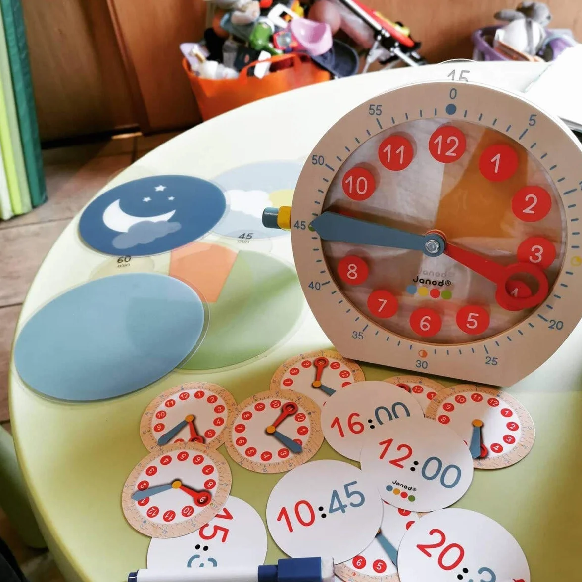 Janod Essentiel Apprendre l'Heure Jeu Éducatif Bois Apprentissage Chiffres Mathématiques 22 Accessoires 5 Ans