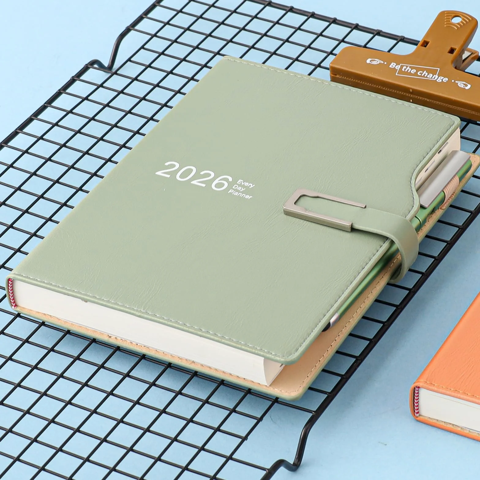 Agenda académique 2026 A5 Un jour par page avec autocollants calendrier porte-stylo et stylo 14 x 21,5 cm vert