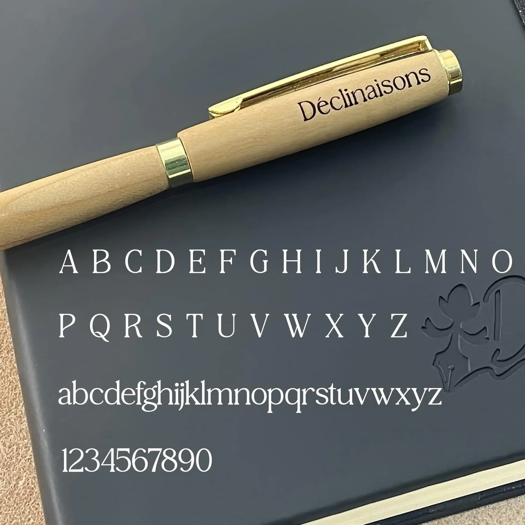Stylo bille artisanal bois de Cèdre Français fait main en France – Gravure personnalisable – Coffret métal – Cadeau