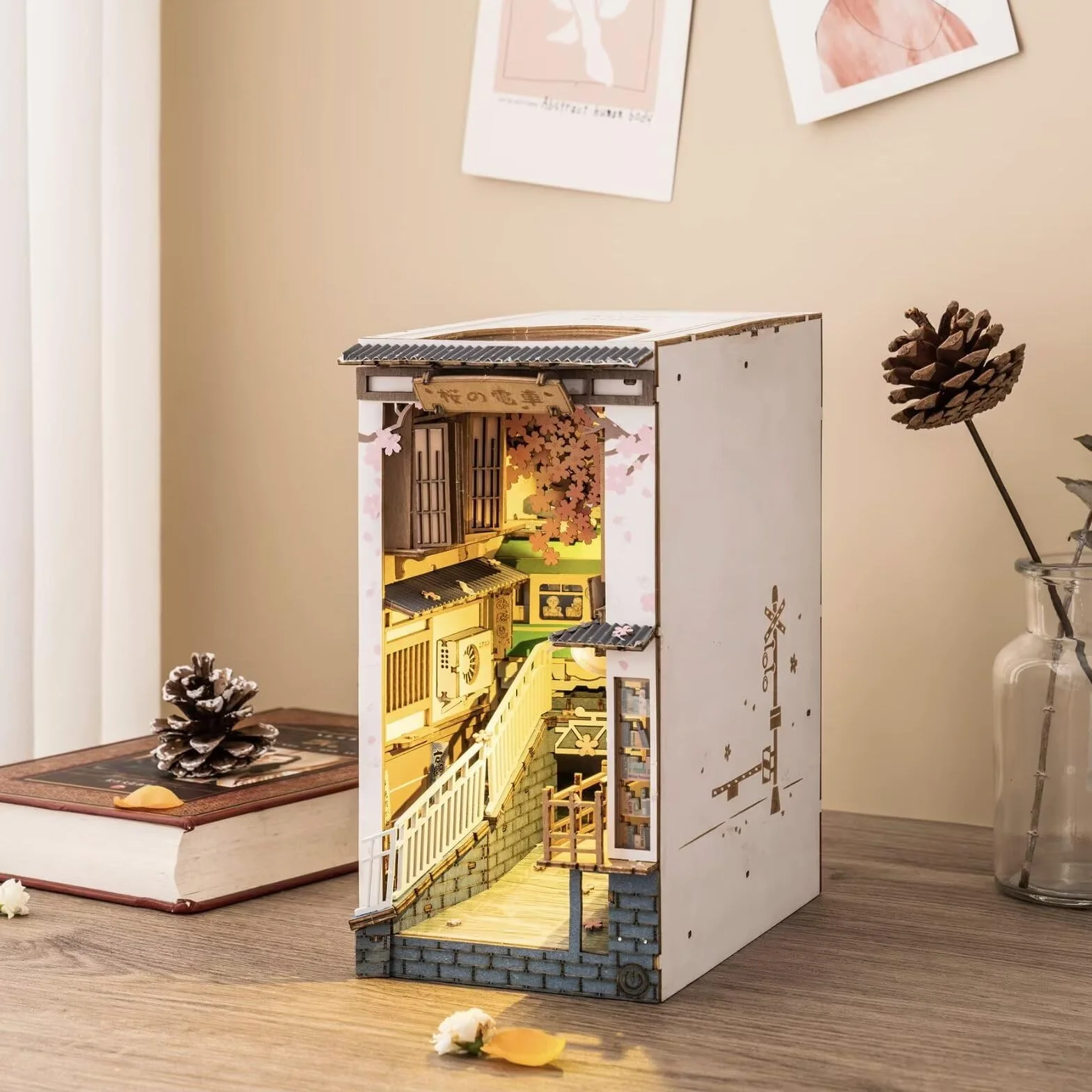 Rolife Sakura Densya DIY Book Nook Kit Maison Miniature à Construire 3D Bois Décoration Bibliothèque