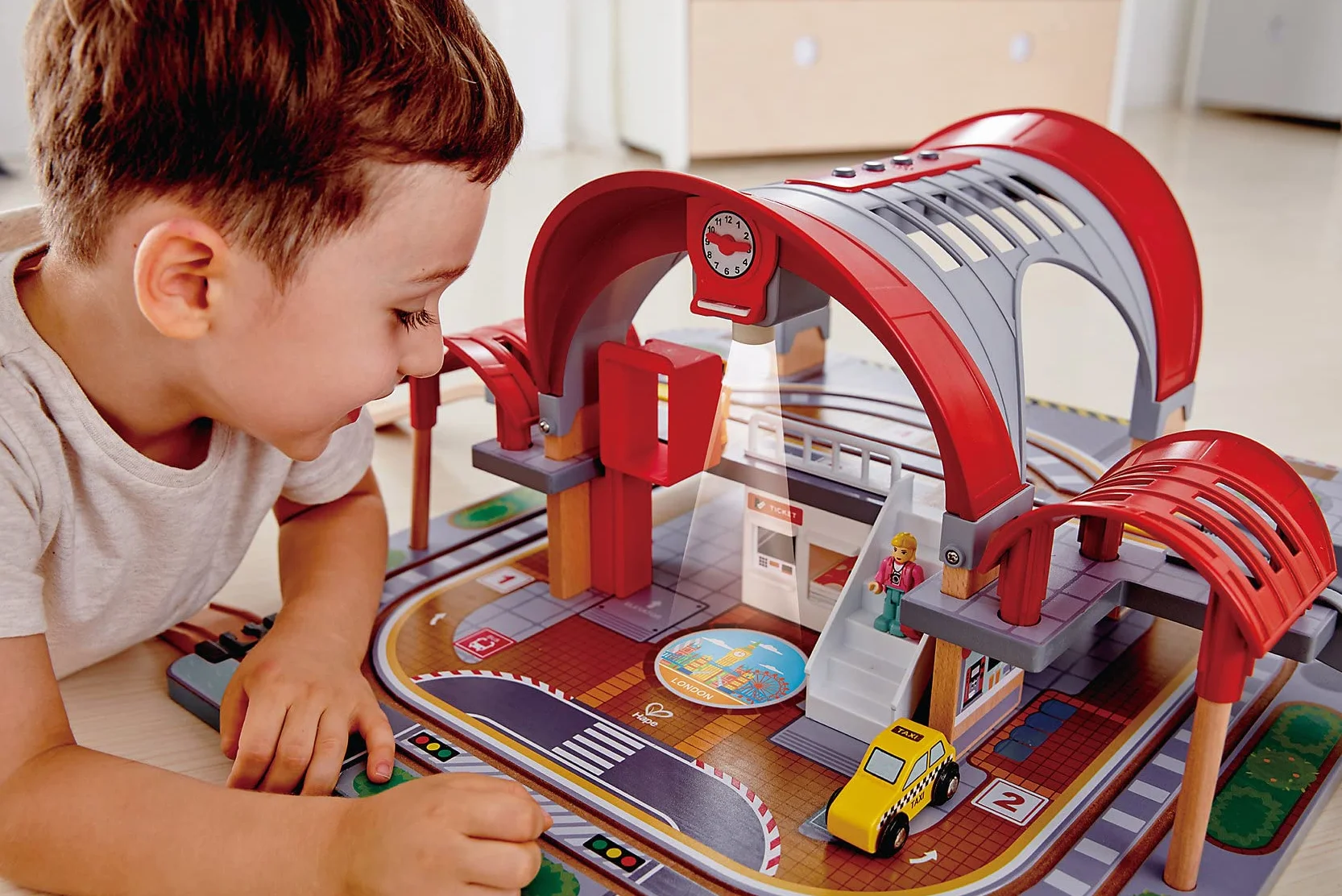 Jouet Hape Grande Gare Urbaine pour Circuit Train Bois - 45 Pièces - Compatible Circuits Traditionnels