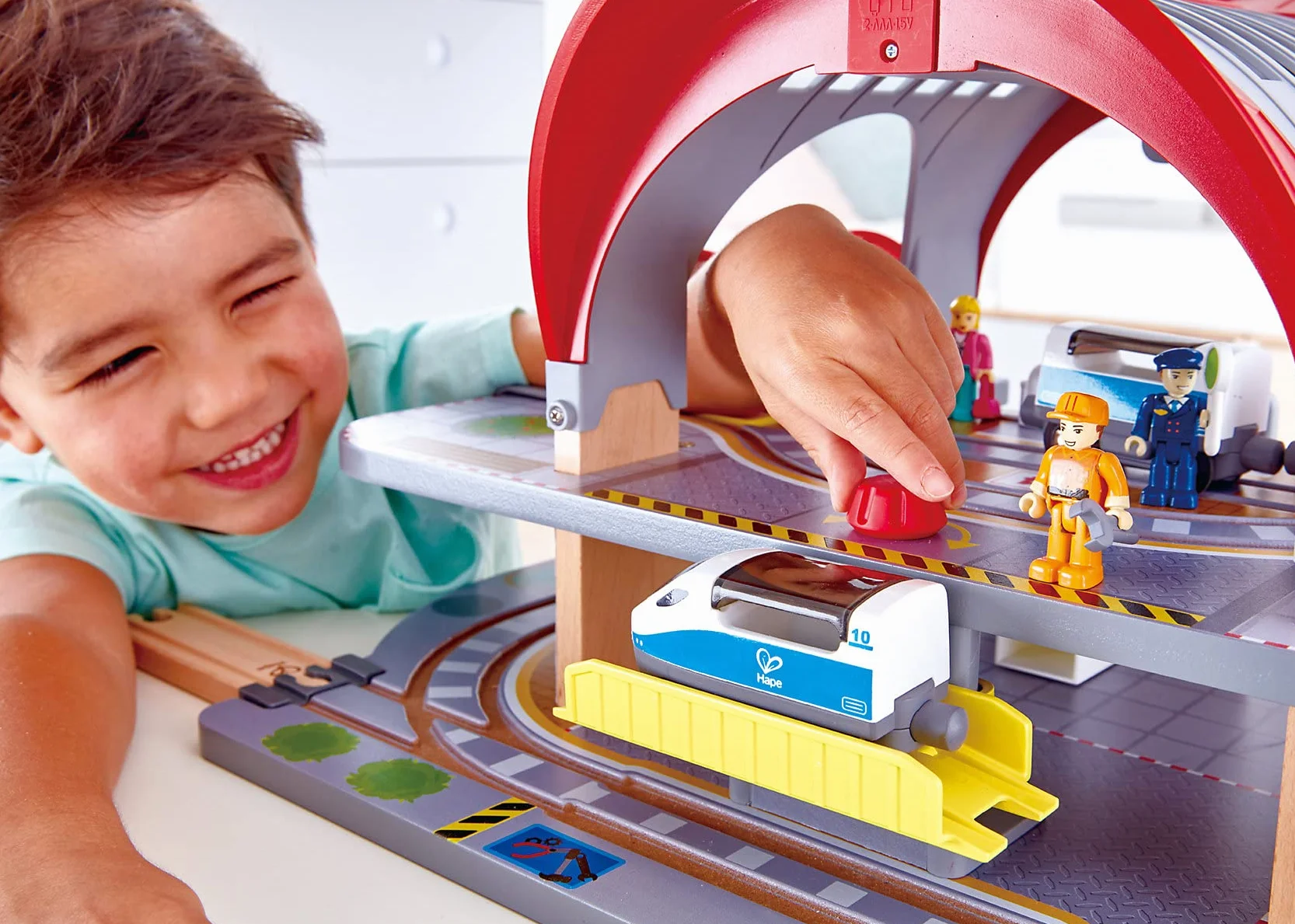 Jouet Hape Grande Gare Urbaine pour Circuit Train Bois - 45 Pièces - Compatible Circuits Traditionnels
