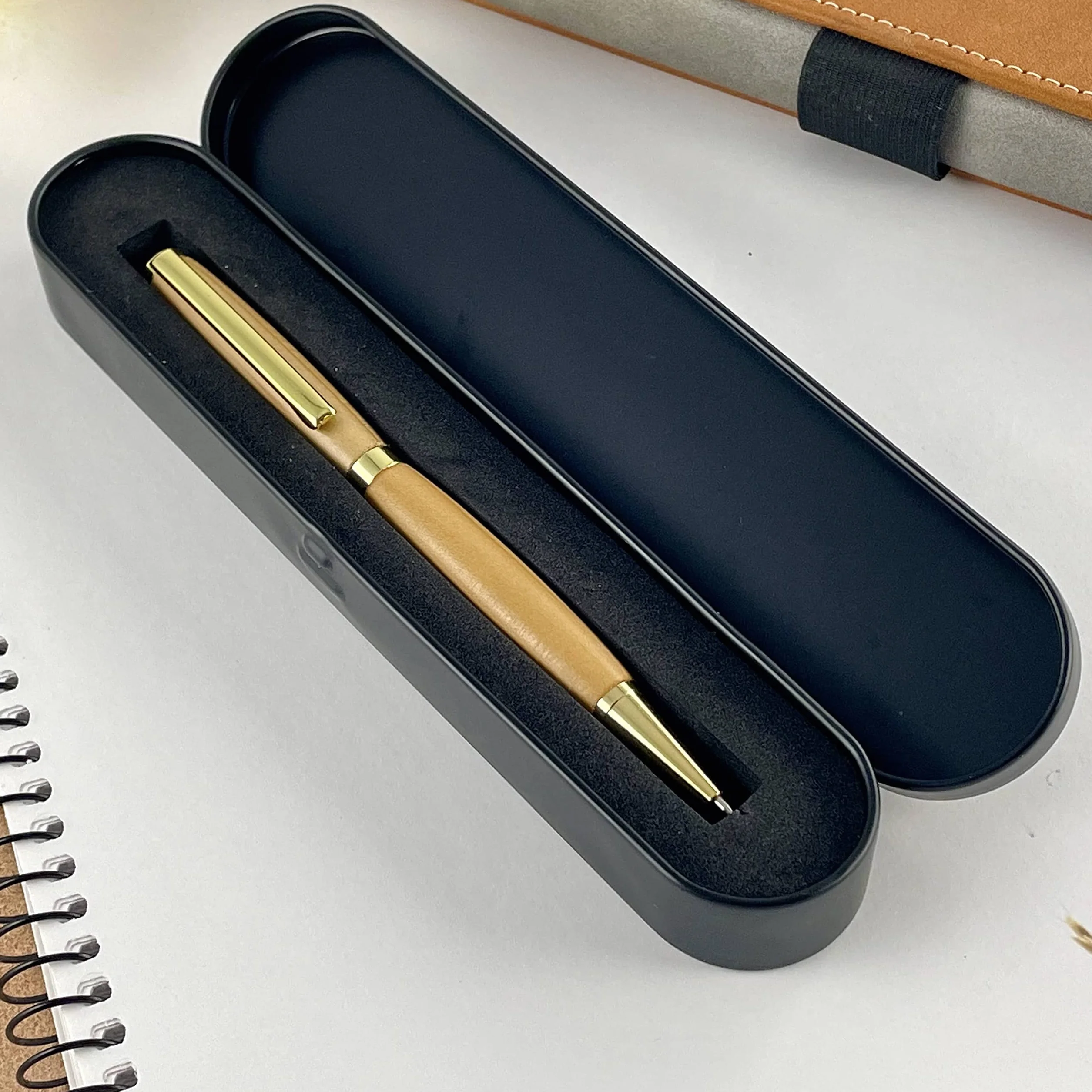 Stylo bille artisanal bois de Cèdre Français fait main en France – Gravure personnalisable – Coffret métal – Cadeau
