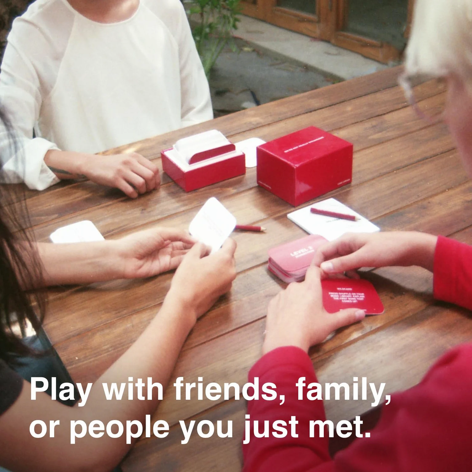 WE'RE NOT REALLY STRANGERS Jeu de cartes - un jeu de cartes interactif et brise-glace pour adultes (français non garanti)