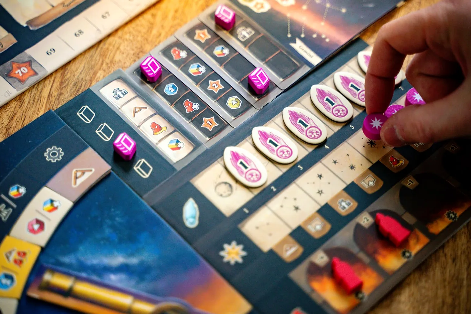 Capstone Games Galileo Galilei - Jeu de société - Eurogame à sélection d’Actions - Jeu Familial - 1 à 4 Joueurs - Anglais - À partir de 14 Ans