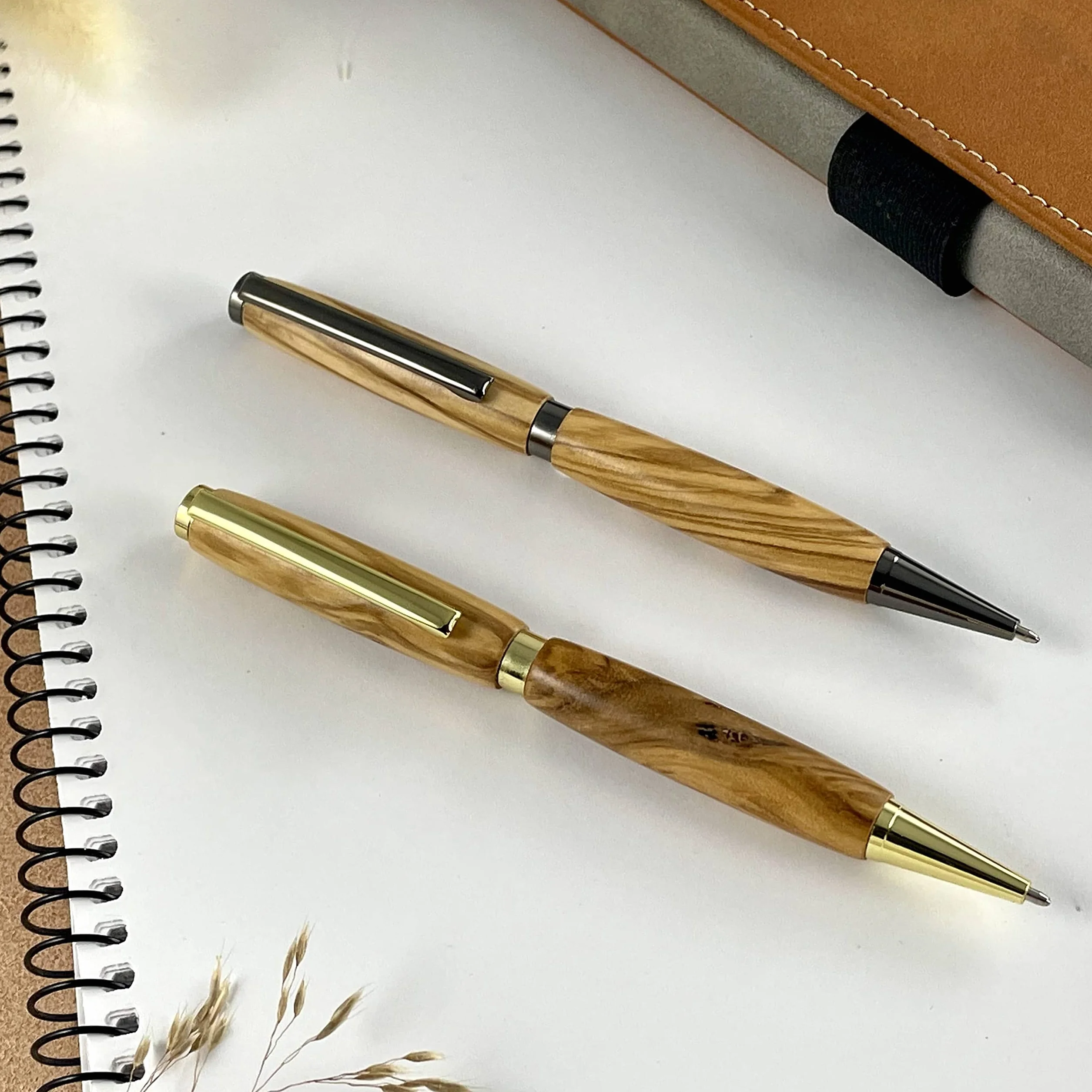 Parure 2 Stylos Bois Olivier d’Italie Fabriqué à la Main en France Cadeau Stylo Personnalisé Gravure Boite Métal