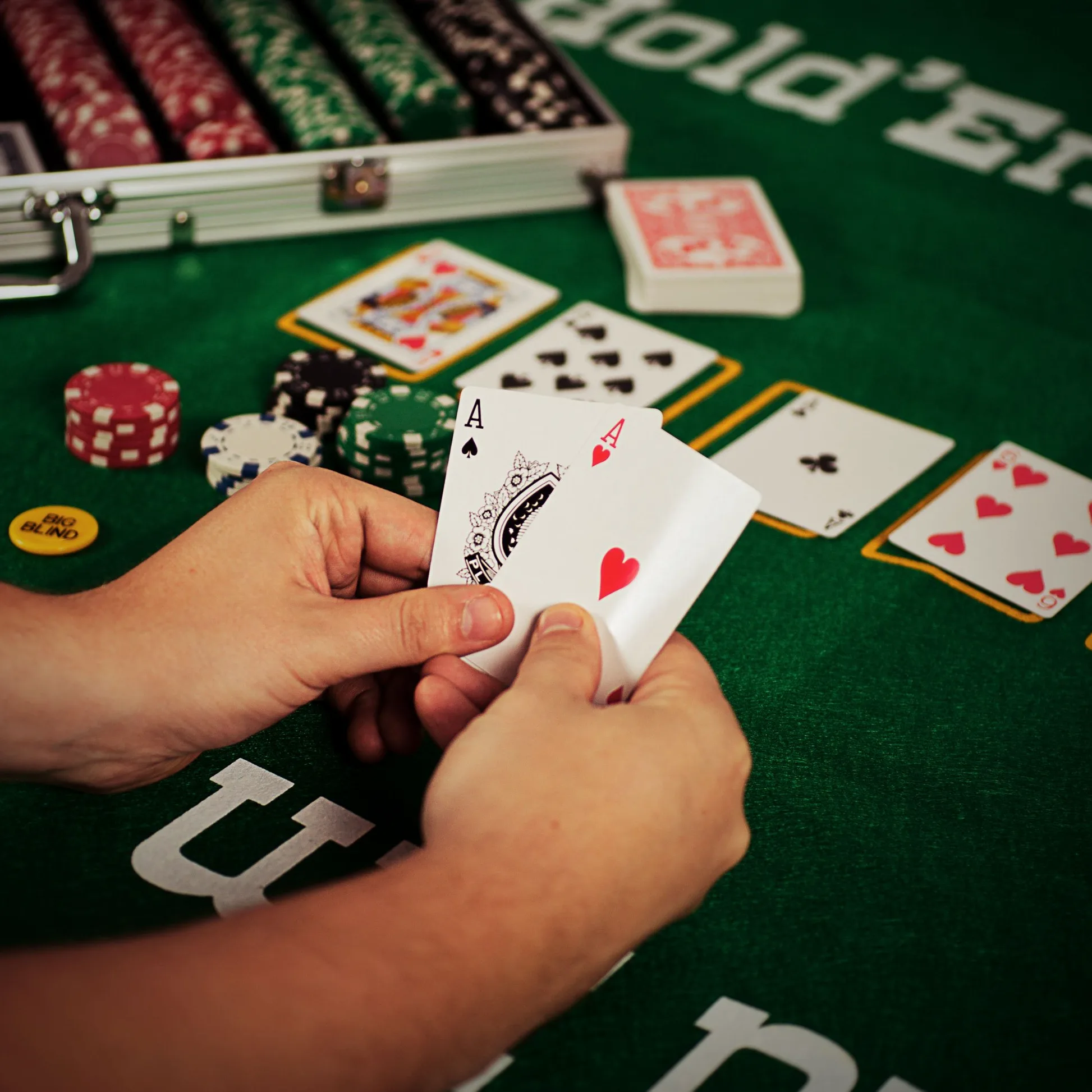 Jeu de jetons de poker pour Texas Holdem, Blackjack, Gambling avec étui de transport, cartes, boutons et 500 jetons de casino style dés (11,5 g) par Trademark Poker, argent