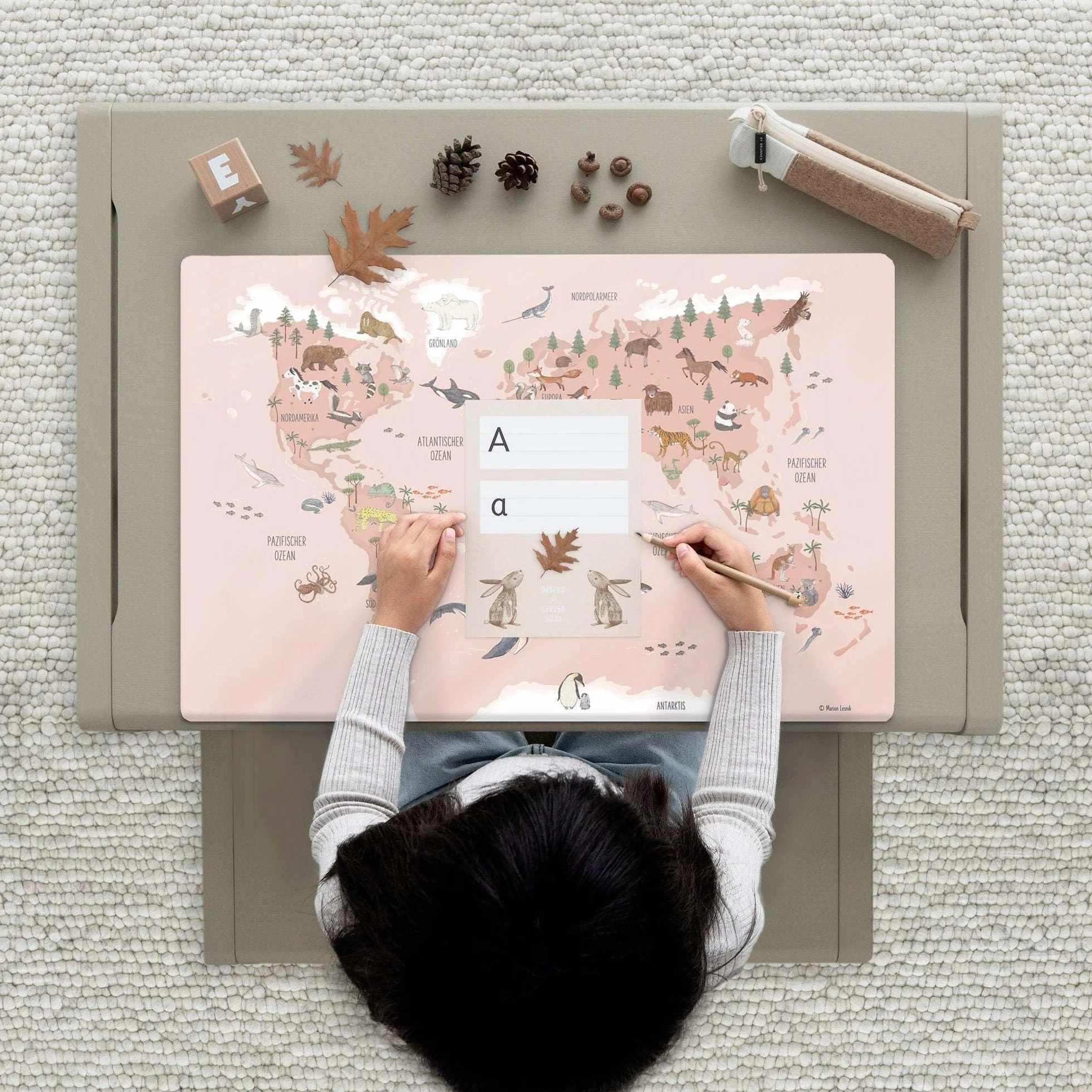 Sous-main pour enfants Carte du monde animaux rose français 60 x 40 cm vinyle