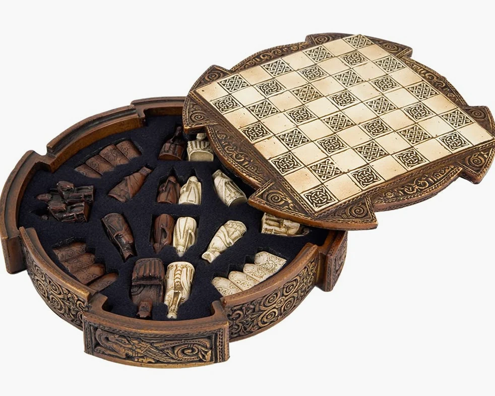 Jeu d'échecs celtique compact marron de l'île de Lewis – Échiquier de 20,3 cm et pièces miniatures – Fabriqué en Angleterre