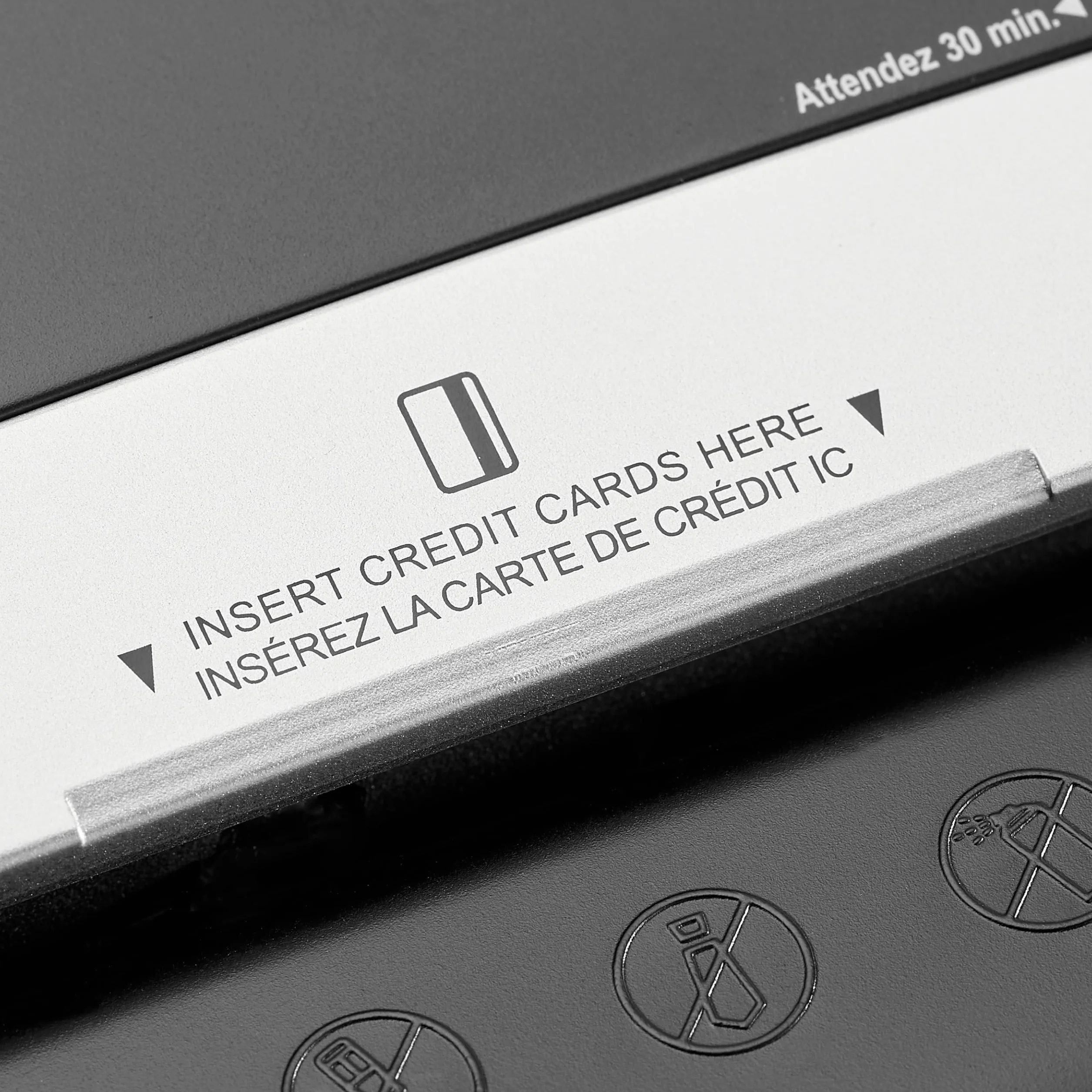 Amazon Basics Destructeur de Documents Cartes de crédit 5-6 Feuilles coupe croisée Noir