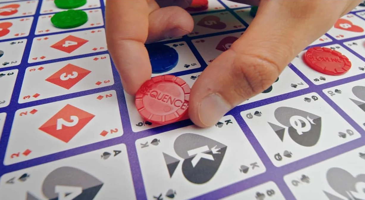 Sequence Jeu de Société Famille Enfants dès 7 Ans - Alignez 5 Pions - Jeu de Stratégie avec Rebondissements - Jeu de Cartes - 2 à 12 Joueurs