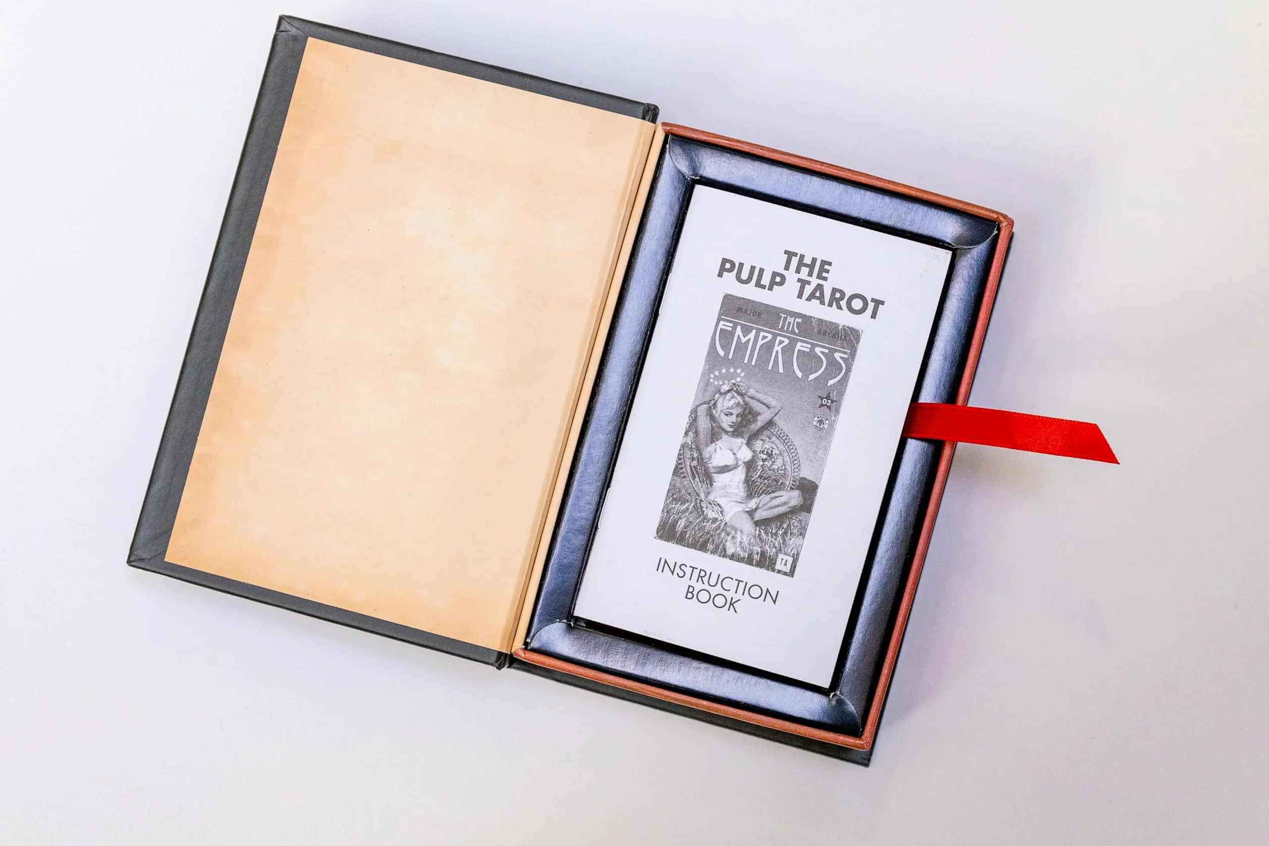 The Unemployed Philosophers Guild - Lot de 78 cartes de tarot sur le thème de Pulp Magazines - Avec personnages de l'histoire de Pulp Illustration - Jeu de tarot pour adulte - 12 ans et plus