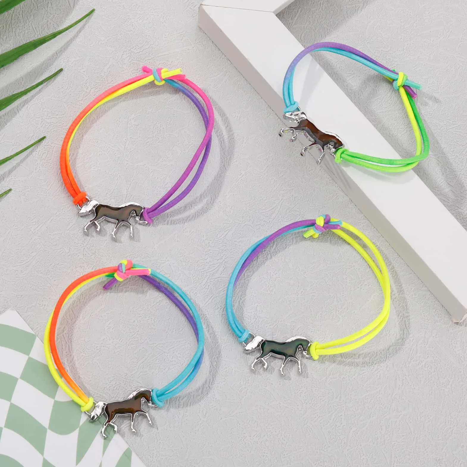 Lot de 4 bracelets d'humeur pour fille - Changement de couleur - Arc-en-ciel - 24,13 cm - Métal - Oxyde de zirconium