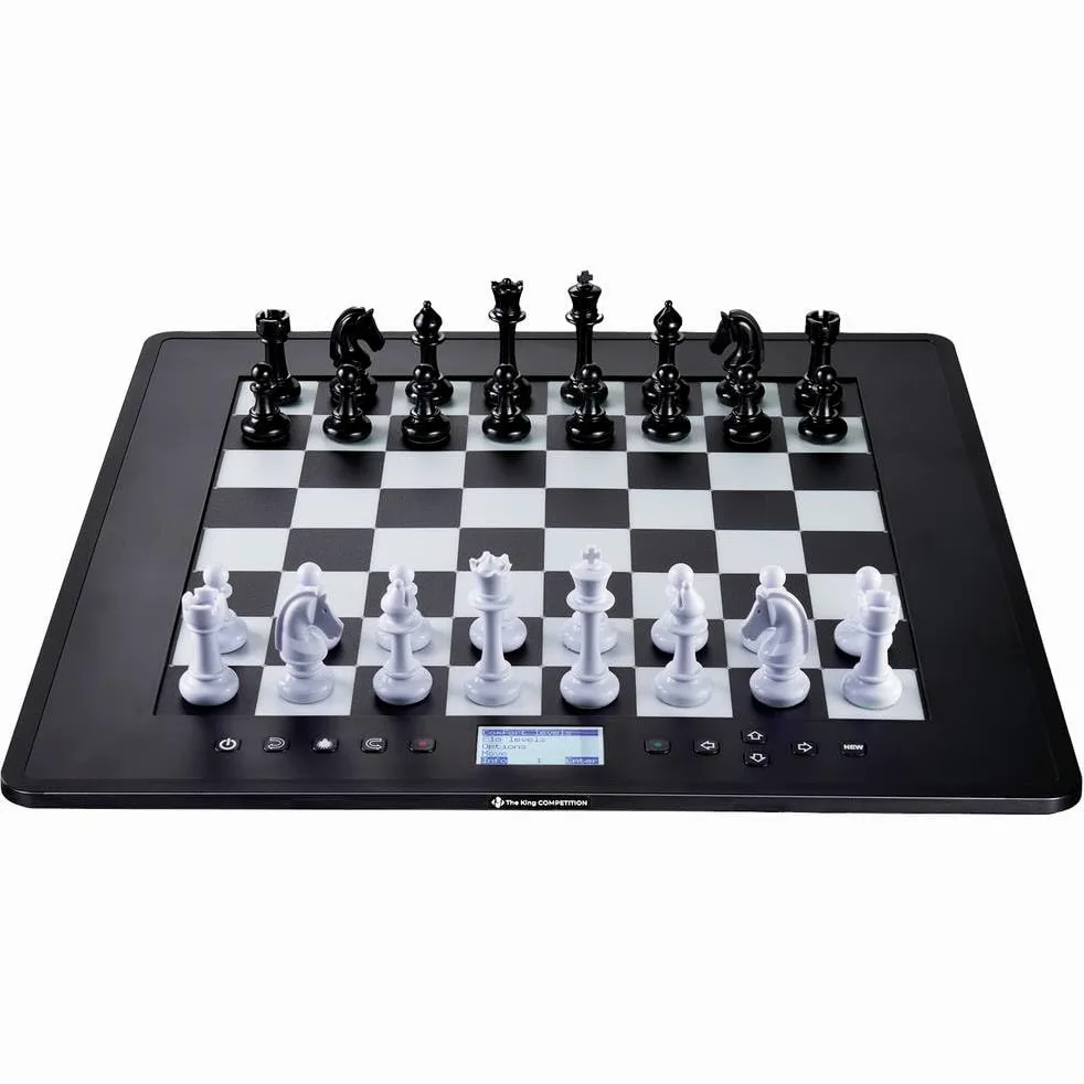 Millennium Ordinateur d'échecs The King Competition M831 Facile à Utiliser, pour Toute la Famille et Les passionnés d'échecs, avec Niveau de Jeu automatiquement Ajustable, Affichage des Coups par LED
