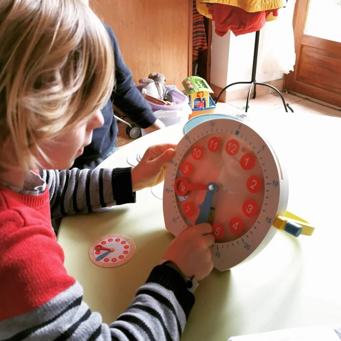Janod Essentiel Apprendre l'Heure Jeu Éducatif Bois Apprentissage Chiffres Mathématiques 22 Accessoires 5 Ans
