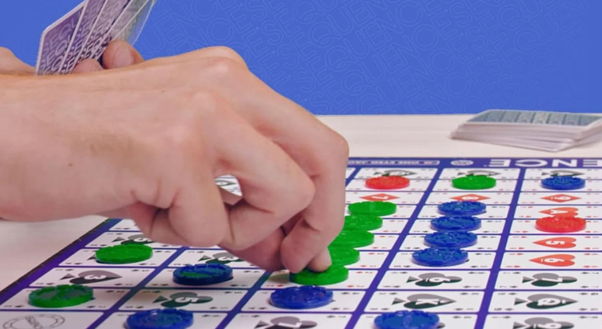 Sequence Jeu de Société Famille Enfants dès 7 Ans - Alignez 5 Pions - Jeu de Stratégie avec Rebondissements - Jeu de Cartes - 2 à 12 Joueurs