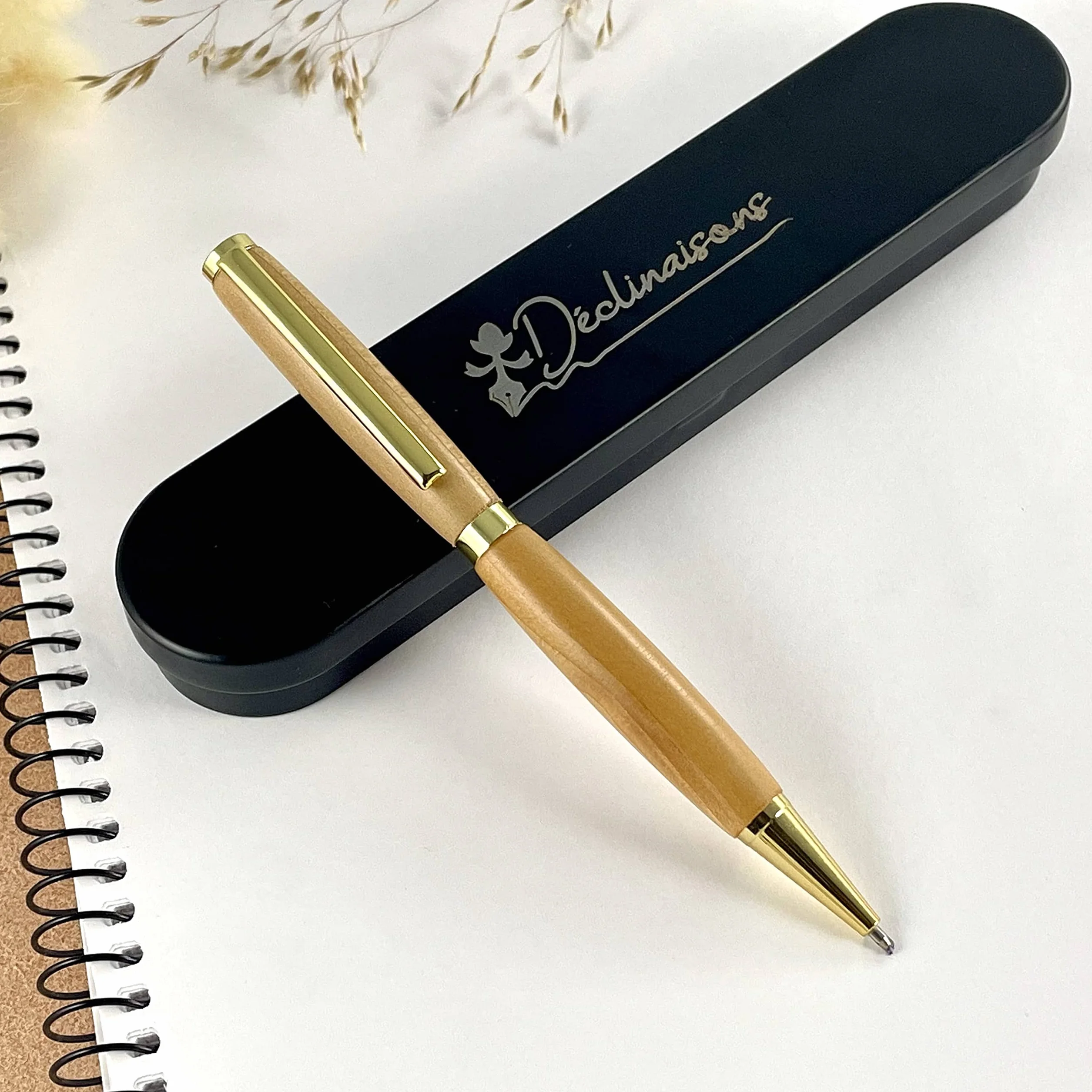 Stylo bille artisanal bois de Cèdre Français fait main en France – Gravure personnalisable – Coffret métal – Cadeau